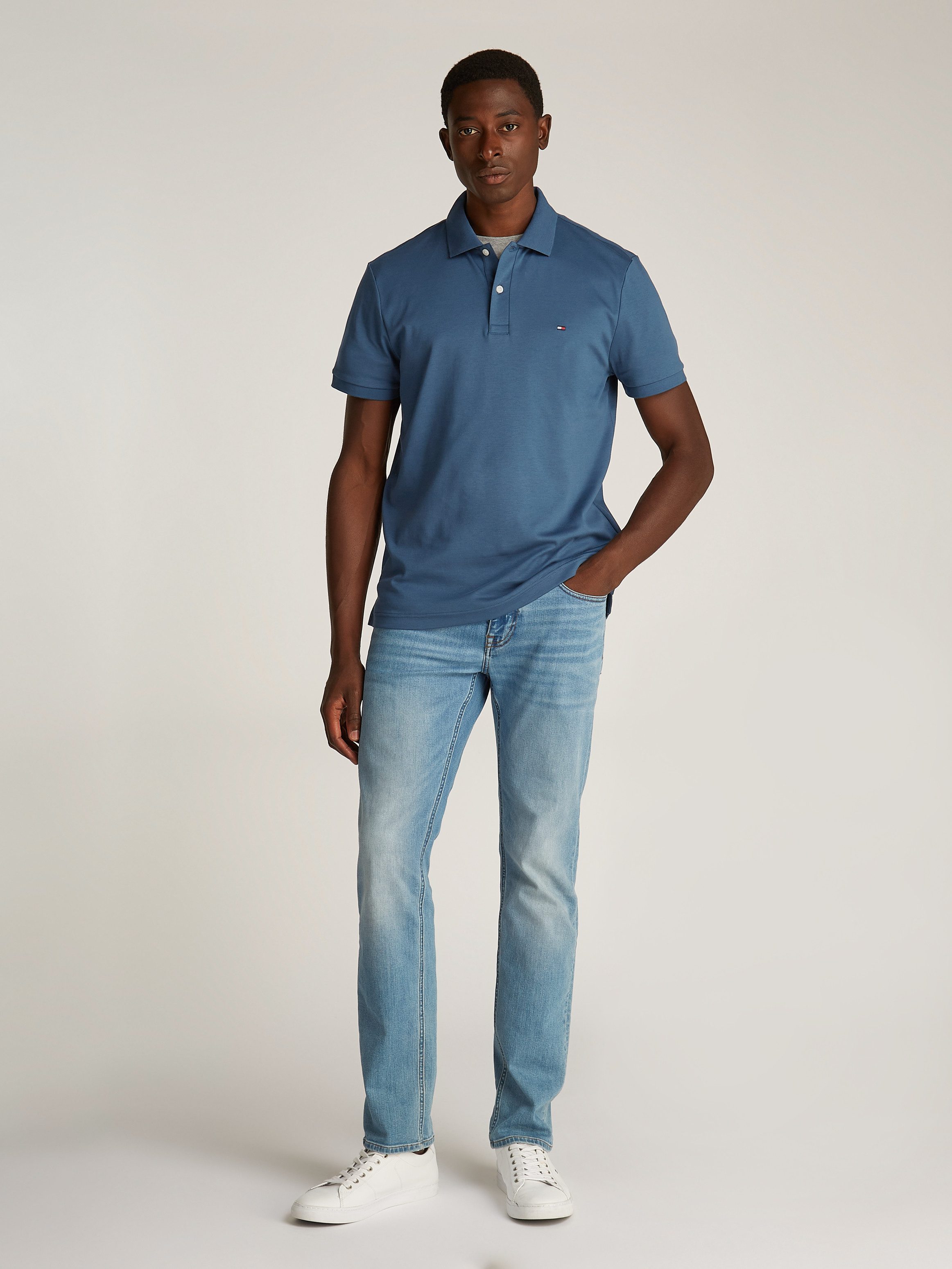 Tommy Hilfiger Poloshirt LIQUID COTTON REGULAR SEASONAL mit Logostickerei – Bild 3 von 5