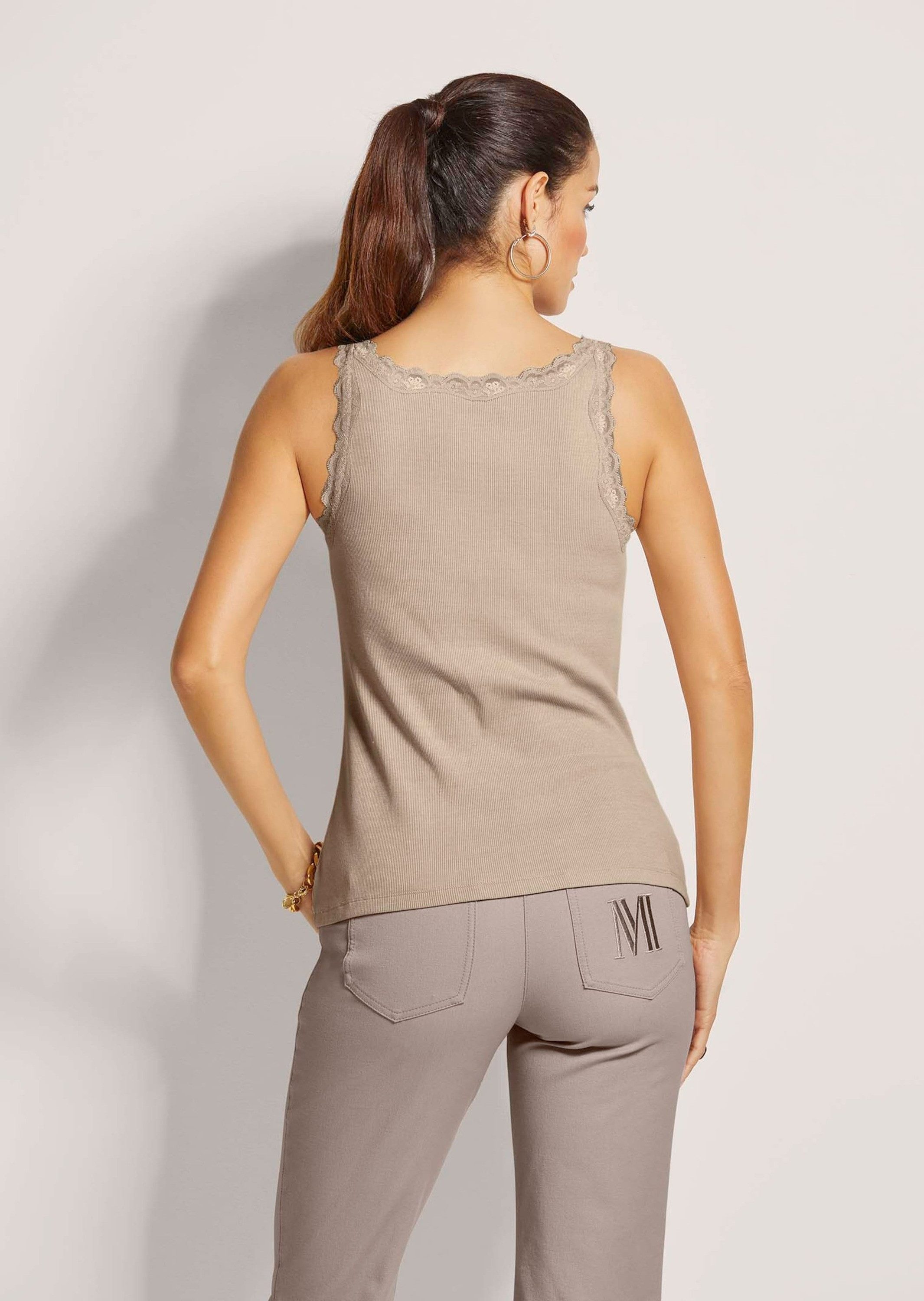 MADELEINE Shirttop Ärmelloses Sommer-Top mit edler Spitze Ärmelloses Design mit Rundhals und Spitzenborte