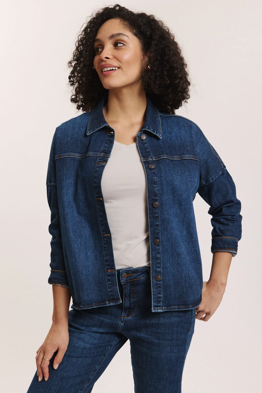 Tranquillo Jeansjacke Damen Daikee aus Bio-Baumwolle Stretch oversized Look Logoknöpfe Hemdjacke mit Nahttaschen für cleane, vielseitige Layering-Looks