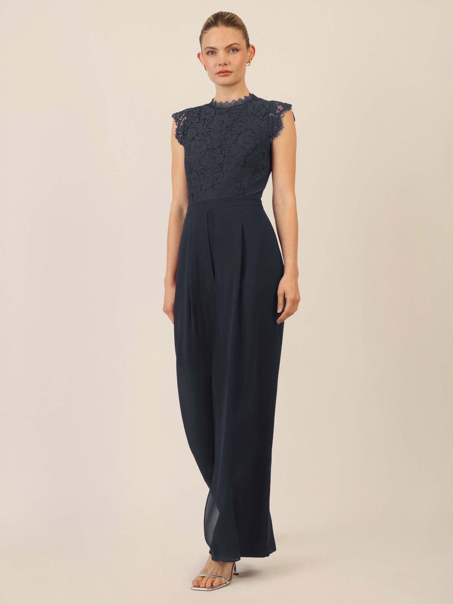 Apart Jumpsuit mit Spitzenoberteil und weitem Bein