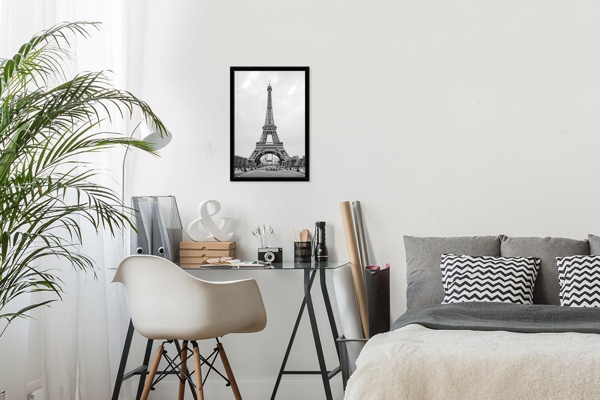 des Bilderrahmen Wandposter, Poster Gerahmtes MuchoWow Eiffelturms, (1 Schwarz-Weiß-Foto St), Schwarzem Poster, Wanddeko, Bilder,