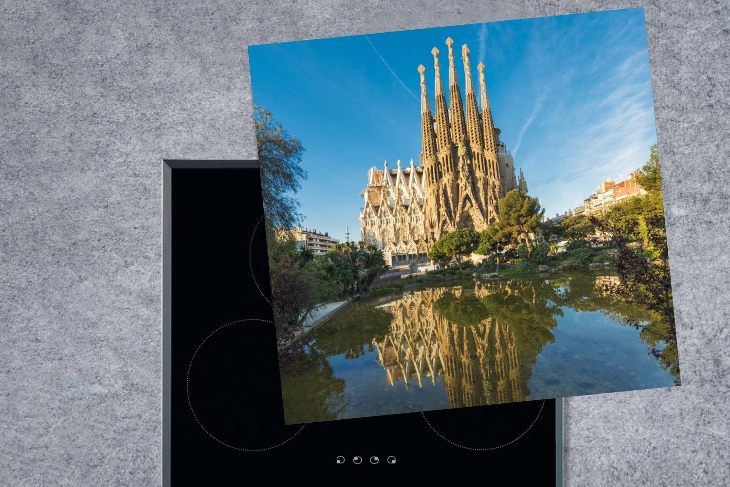 MuchoWow Herdblende-/Abdeckplatte Barcelona - 78x78 - cm, Wasser, für (1 küche Arbeitsplatte Sagrada Familia Ceranfeldabdeckung, tlg), Vinyl