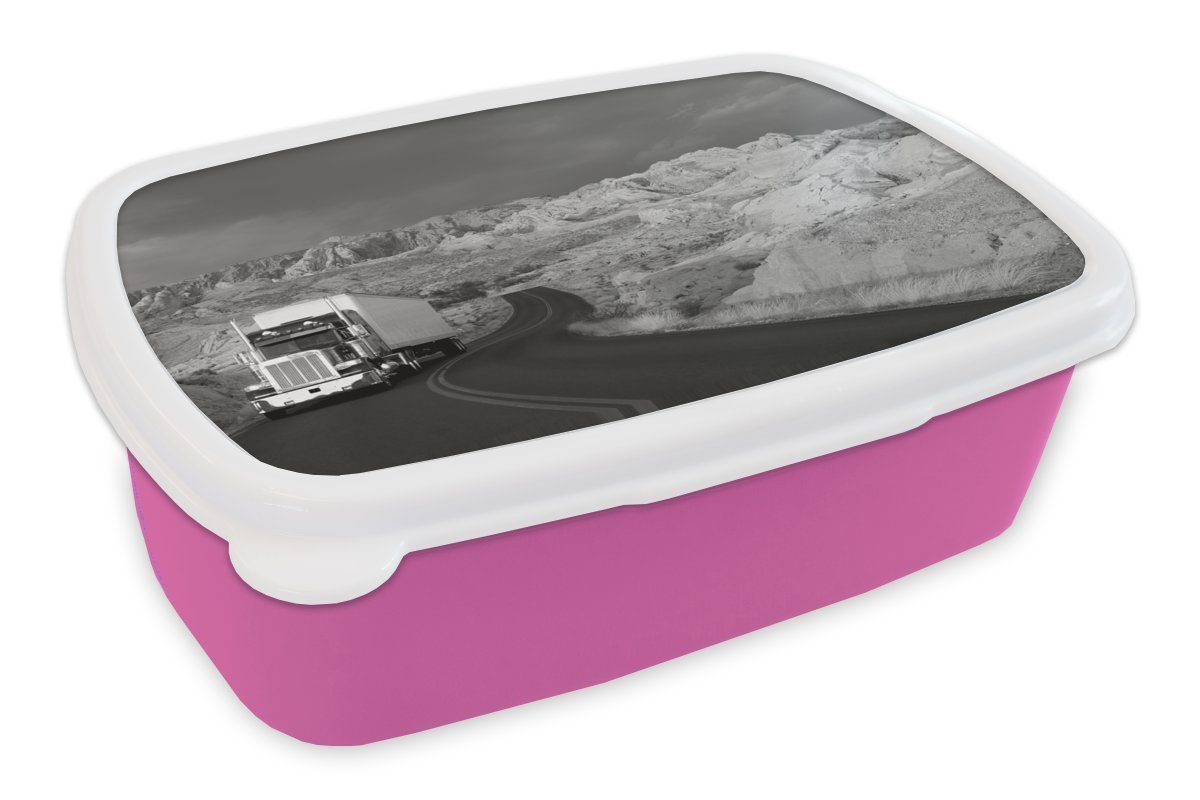 MuchoWow Lunchbox Lkw-Fahrt in schöner Umgebung - schwarz und weiß, Kunststoff, (2-tlg), Brotbox für Erwachsene, Brotdose Kinder, Snackbox, Mädchen, Kunststoff rosa