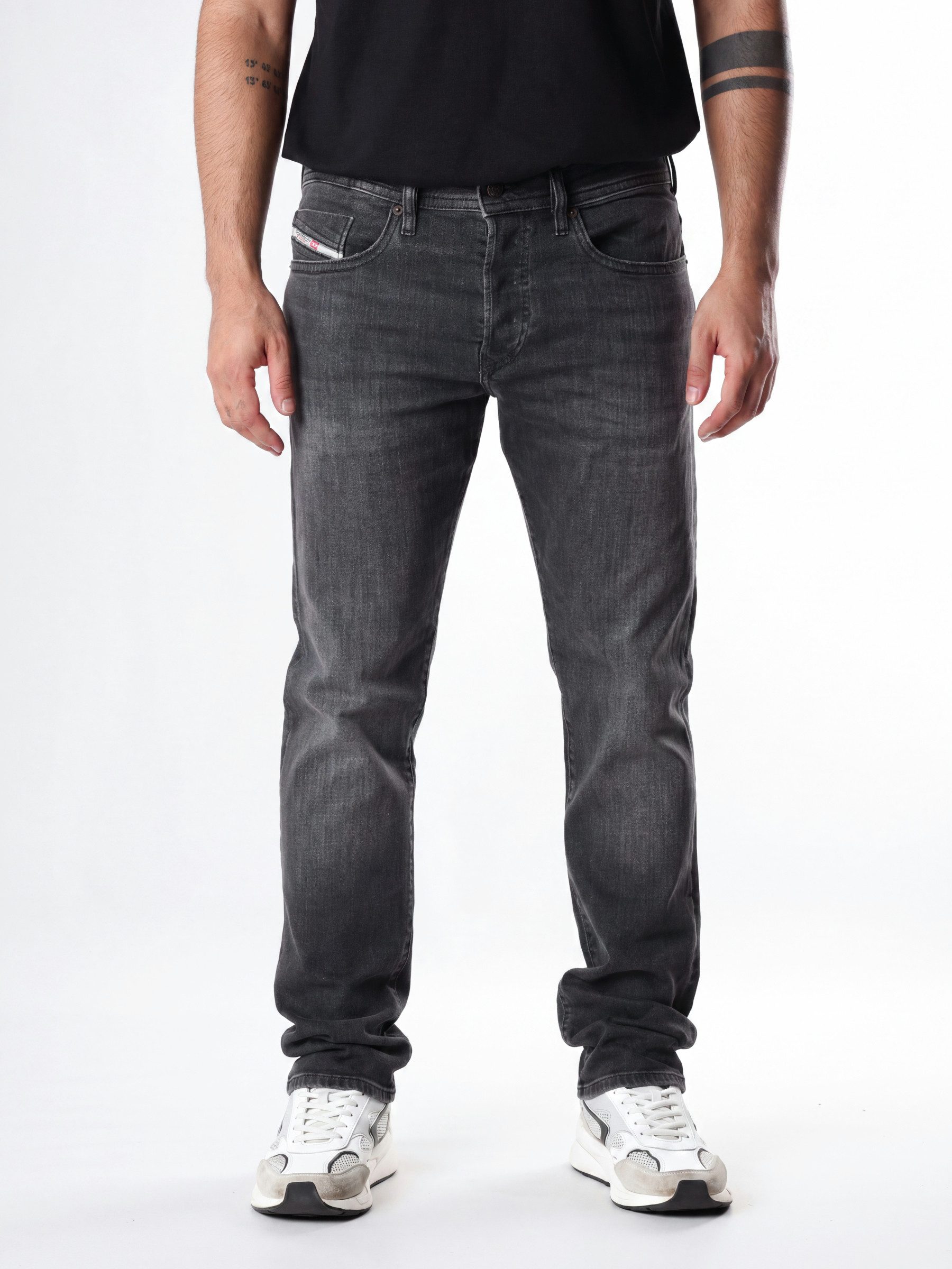 Diesel Tapered-fit-Jeans Regular Fit, niedrige Leibhöhe - BUSTER-X - Länge:32 Leichter Denim, mittlerer bis hoher Stretch