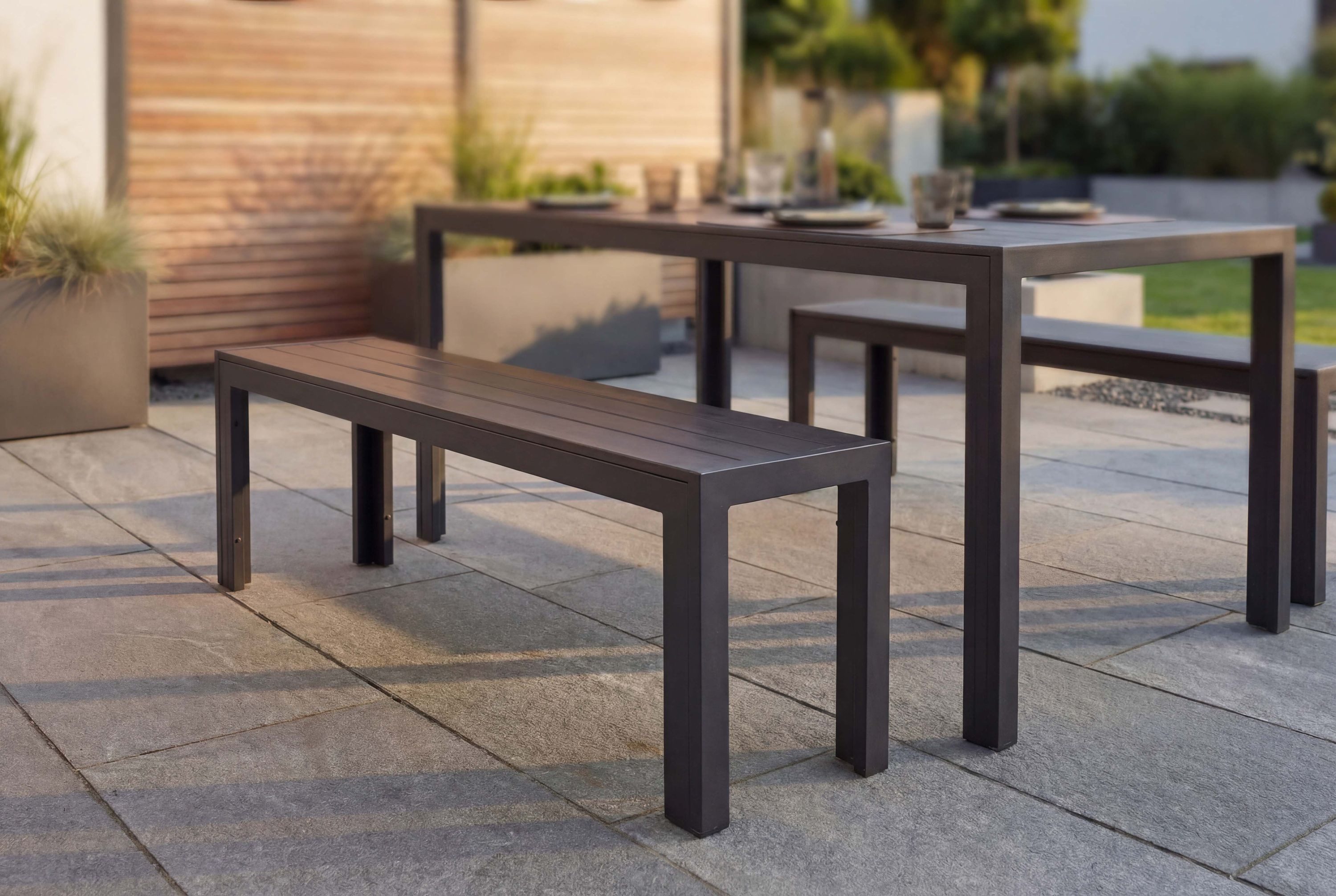 riess-ambiente Gartenbank DESIGNO 130cm anthrazit / schwarz · Outdoor-Sitzbank aus Aluminium (Einzelartikel, 1-St), wetterfest · Kunststoff & Metall · ohne Rückenlehne · Balkon/Terrasse