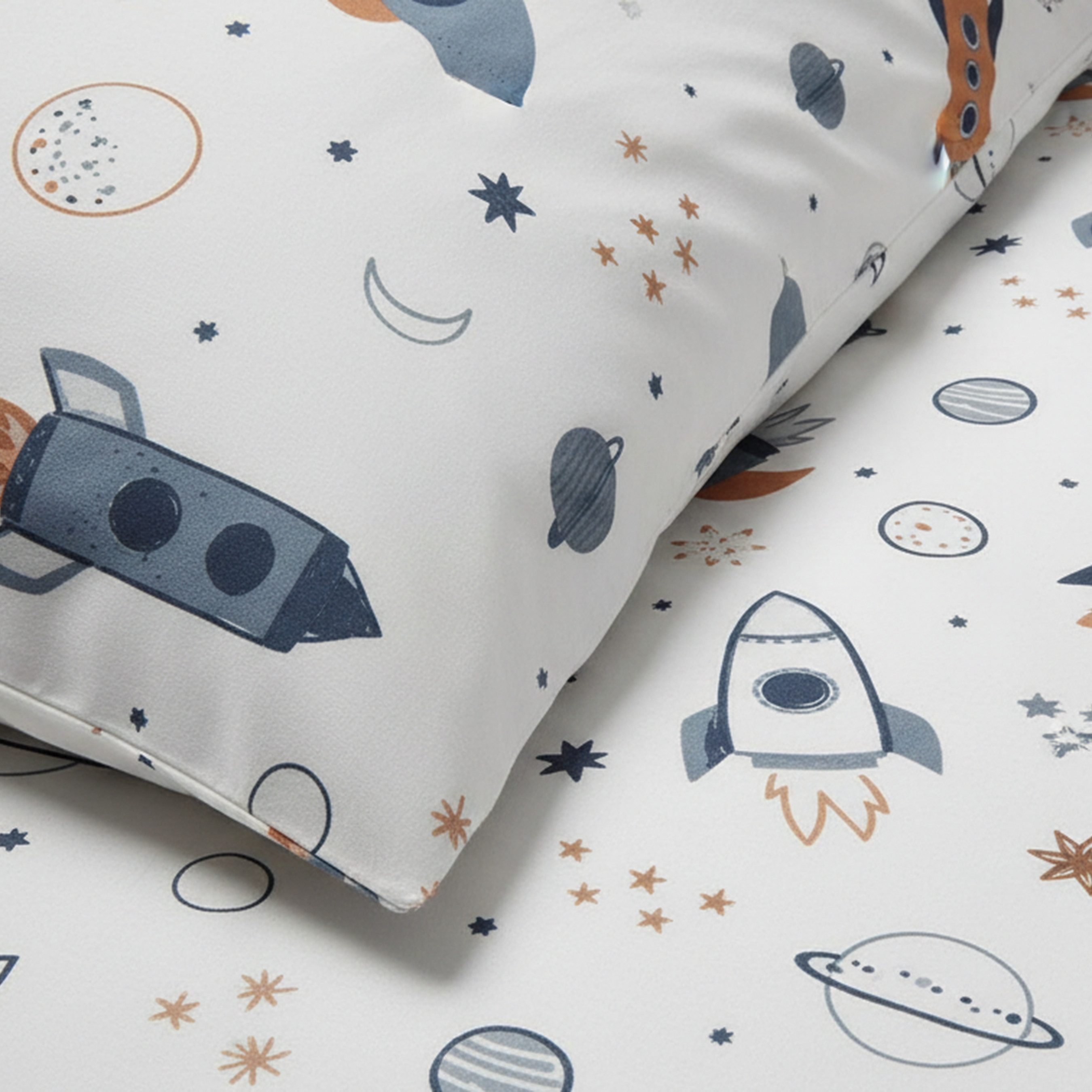 MTOnlinehandel Kinderbettwäsche Space Weltall-Abenteuer 135x200 + 80x80 cm in Renforcé, Rakete, 100% Baumwolle, 2 teilig, Galaxis • Weltall • Blau • Weiß • Beig – Bild 4 von 5