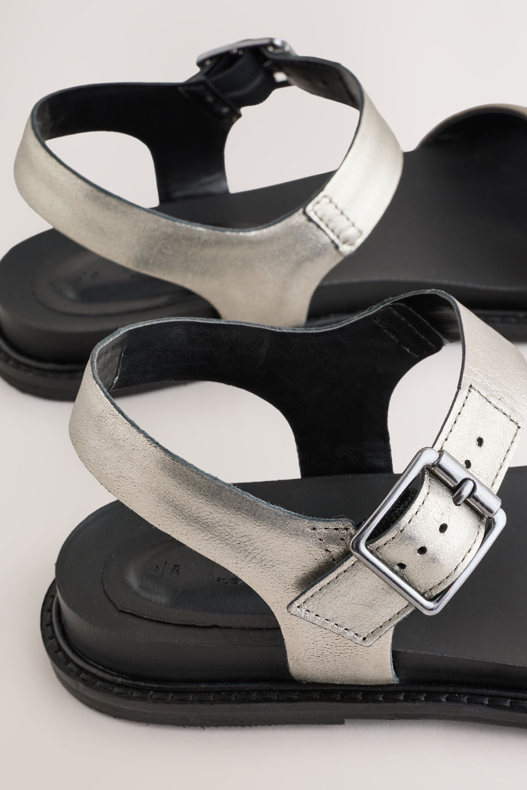 Next Sandalen mit Schnalle und Riemchen Riemchensandale