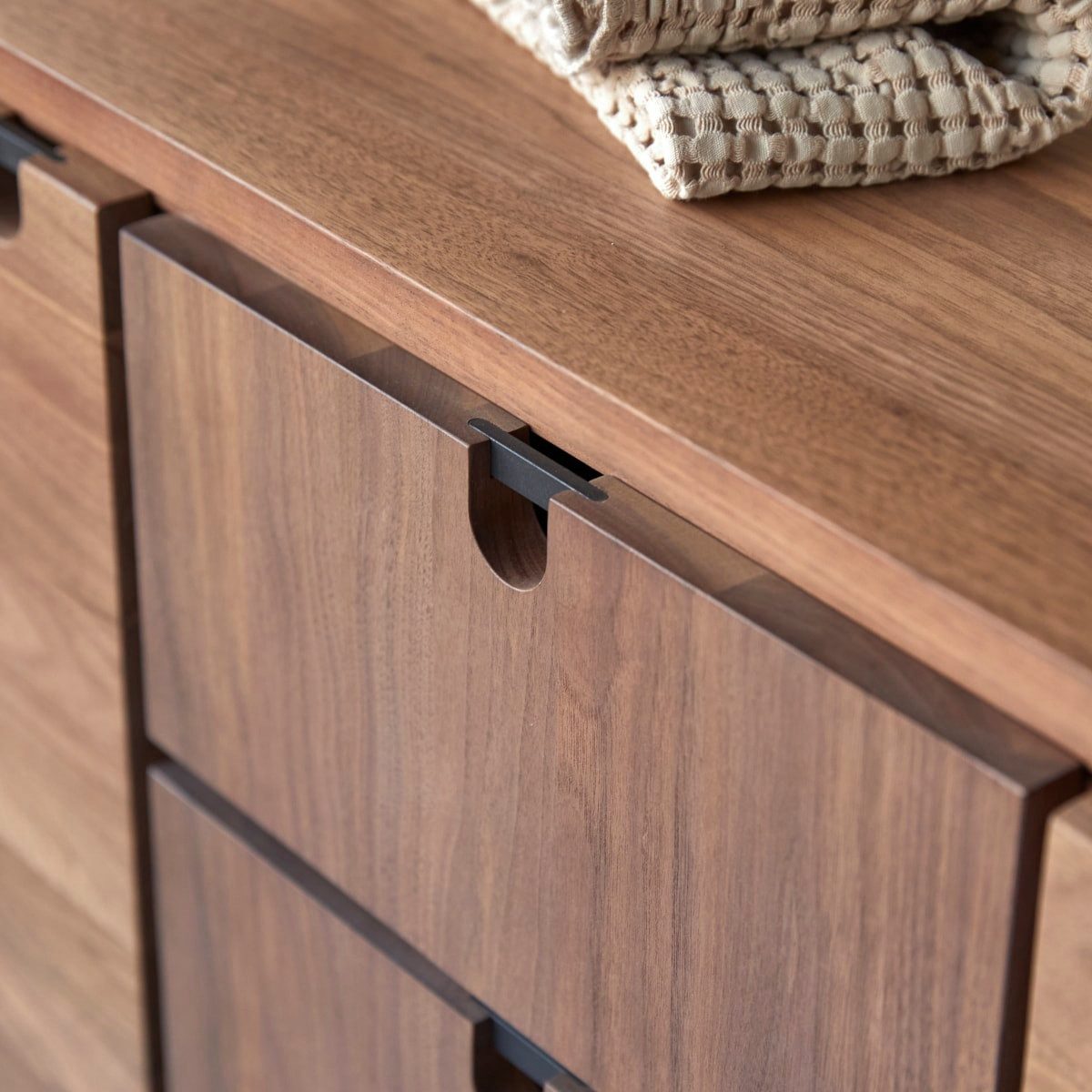 Tikamoon Waschtisch Aufbewahrungsmöbel Jonàk aus Nussbaumholz, 145 cm