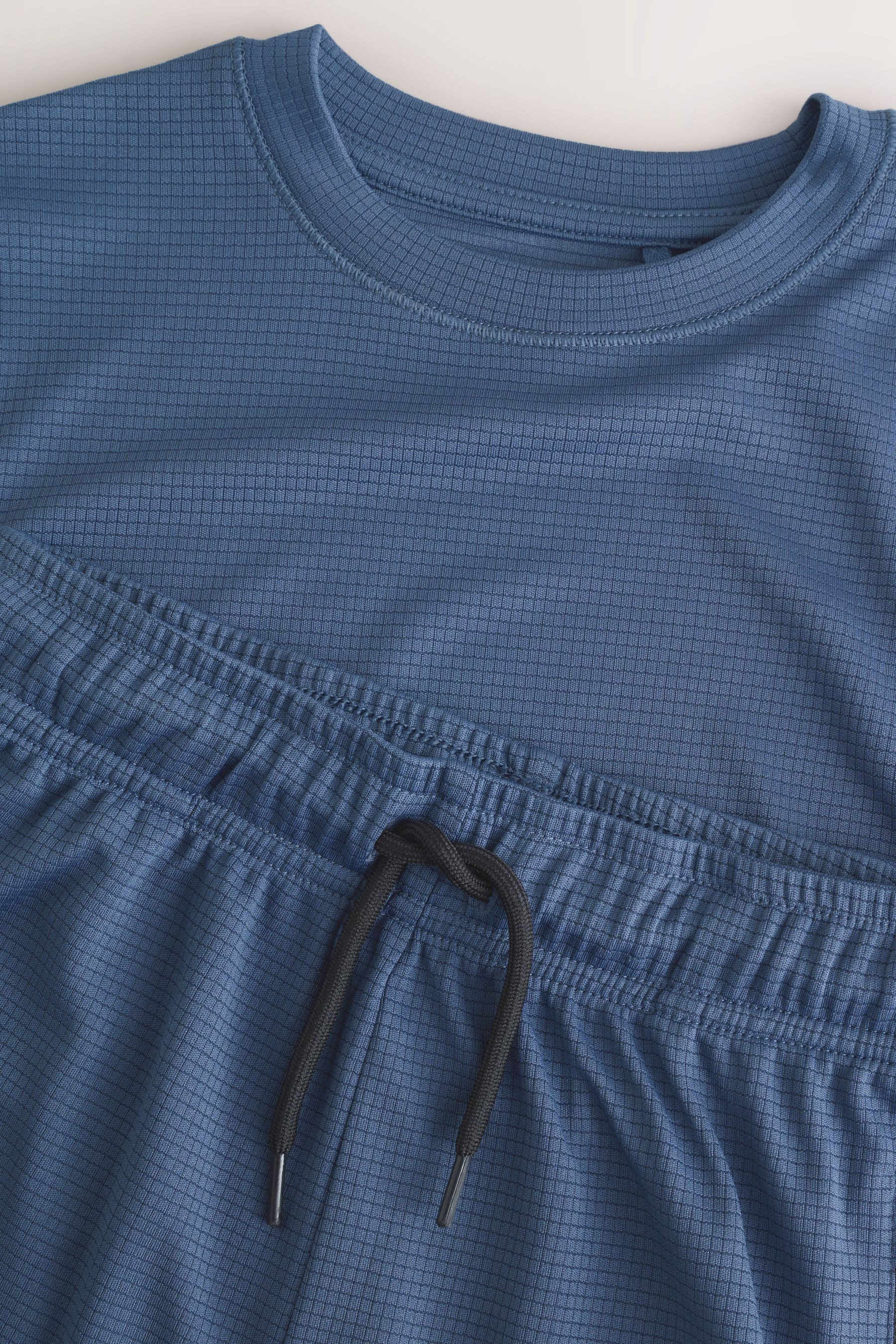Next T-Shirt & Shorts Set aus sportlichem T-Shirt und Shorts (2-tlg)