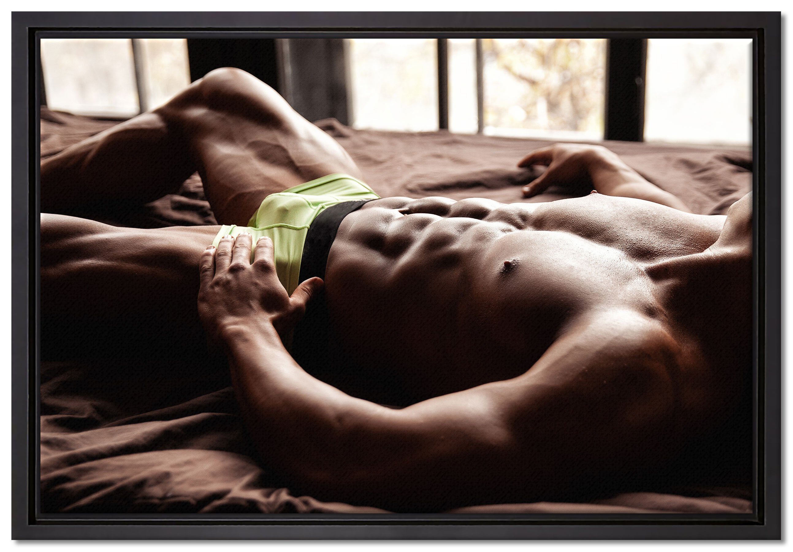 Pixxprint Leinwandbild Muskulöser Mann im Bett, Wanddekoration (1 St), Leinwandbild fertig bespannt, in einem Schattenfugen-Bilderrahmen gefasst, inkl. Zackenaufhänger