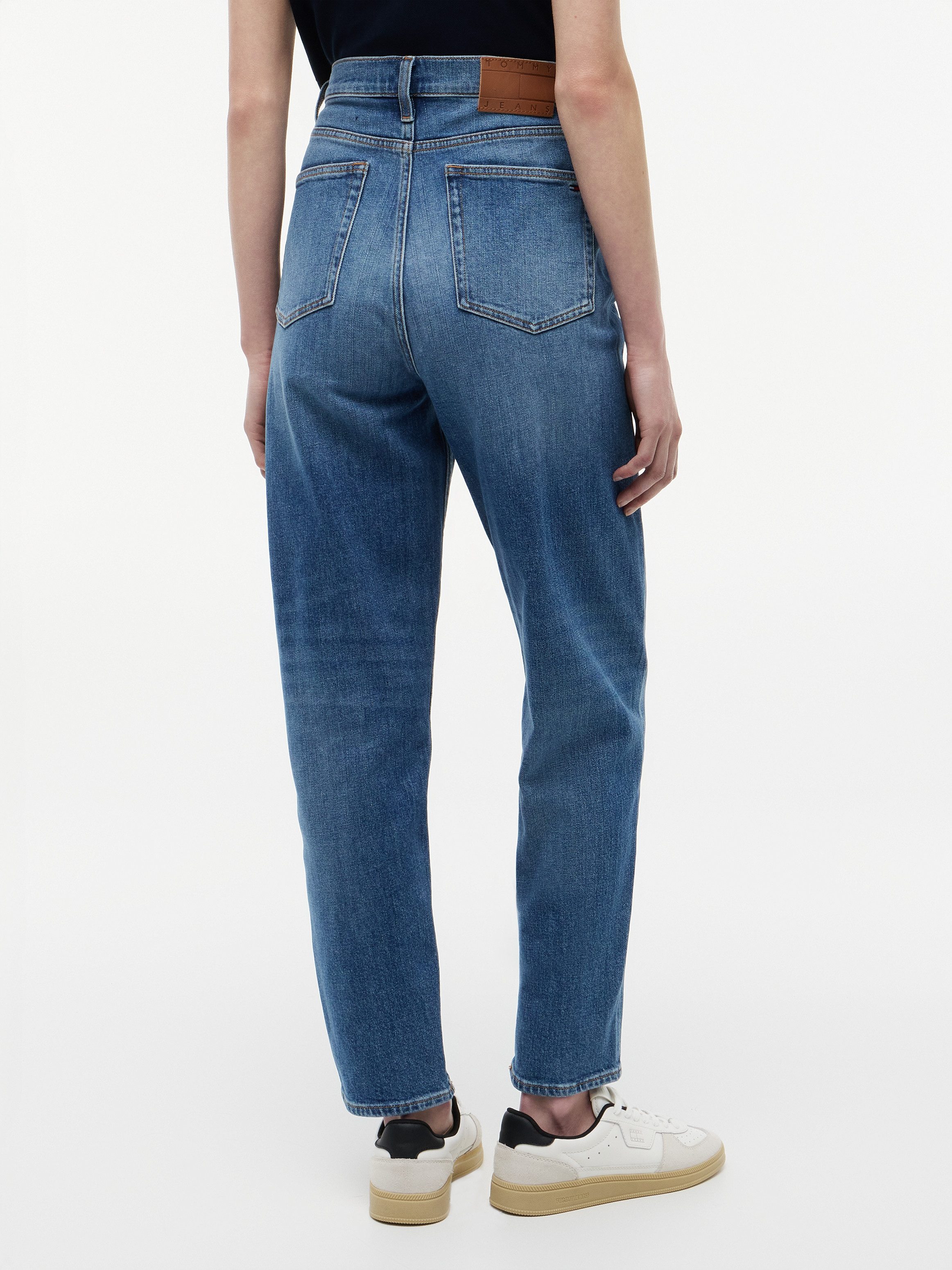 Tommy Jeans Mom-Jeans MOM JEAN UH TPR Tapered Mom Jeans mit ultrahohem Bund