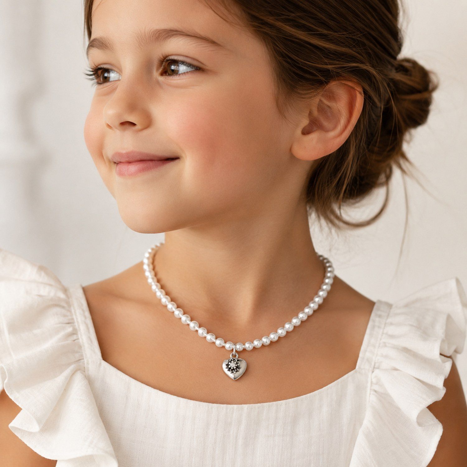 LUISIA® Perlenkette Kinder "Luna" mit Herz, Edelweiß und Kristallen von Swarovski® (1-tlg., inkl. Schmuckbox)