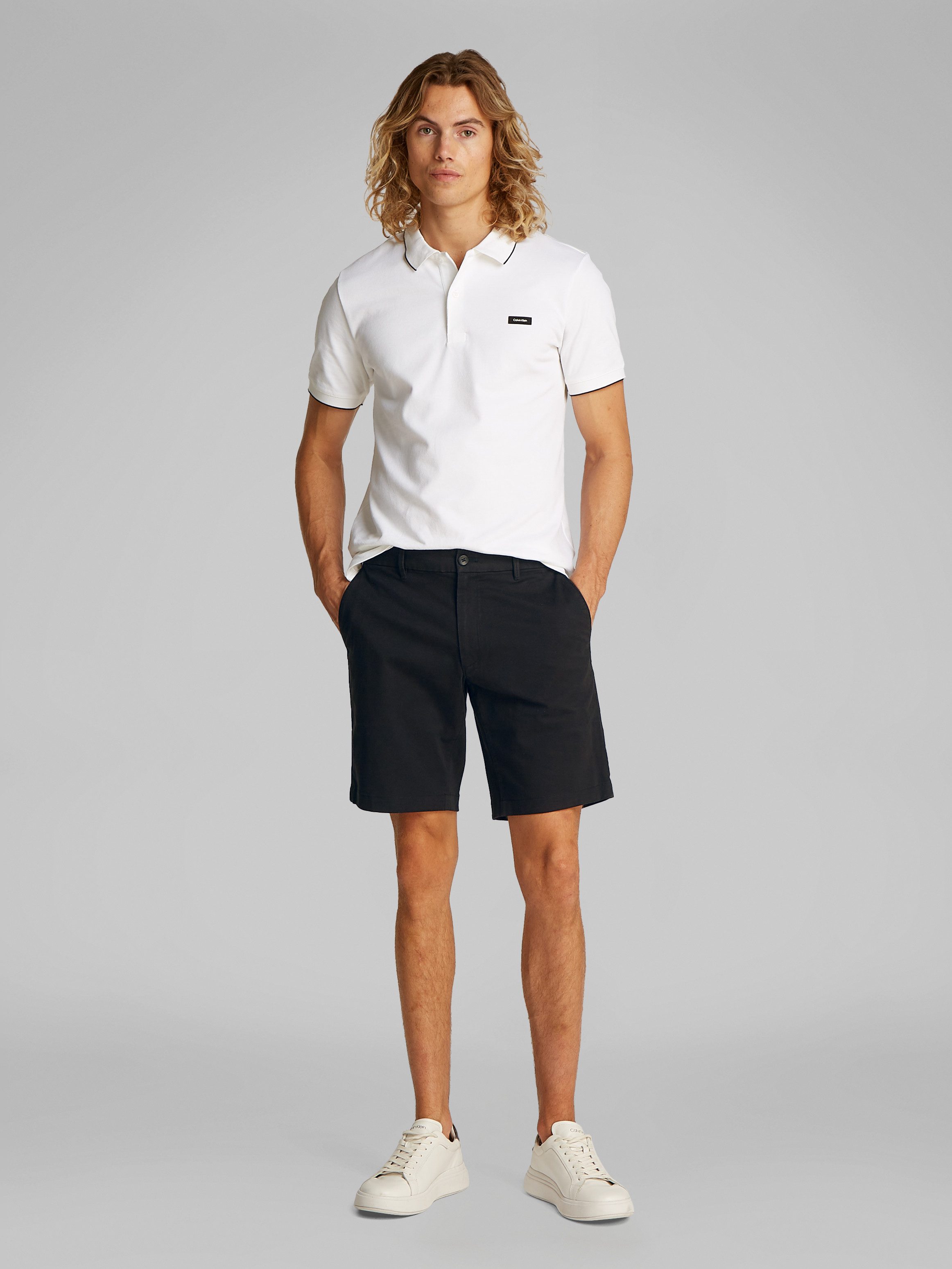 Calvin Klein Chinoshorts MODERN TWILL SLIM CHINO SHORT mit Logo-Patch