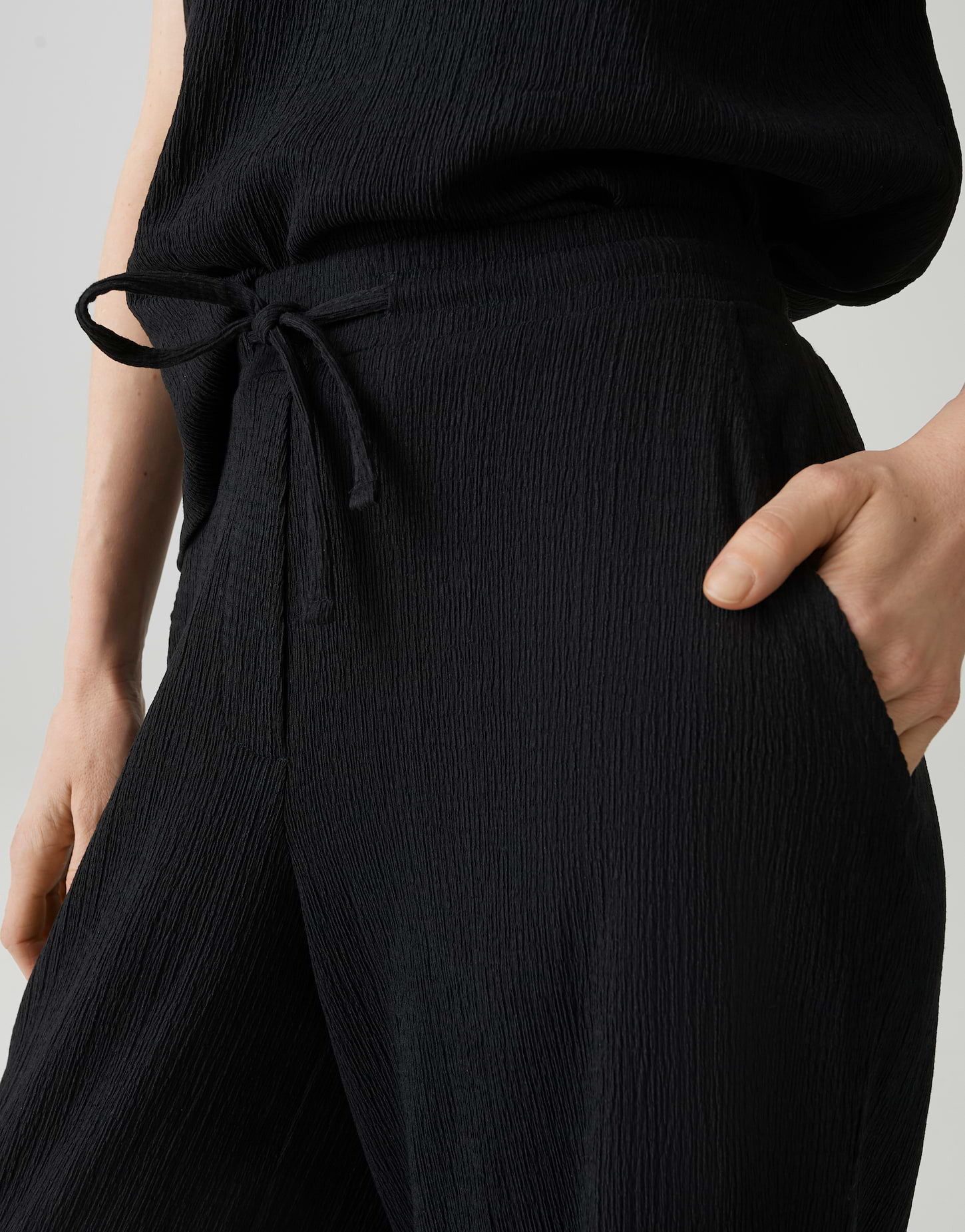 OPUS Stoffhose Meleni aus weichem Jersey mit Crinkle Effekt Mit Eingrifftaschen für praktische Alltagslooks – Bild 4 von 5