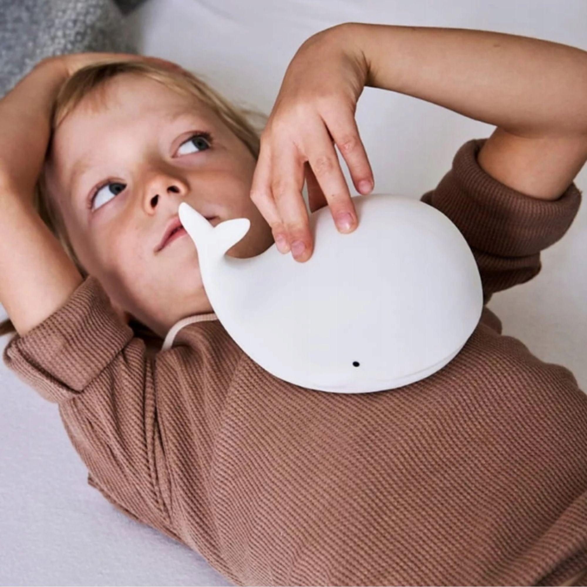 Rabbit & Friends LED Nachtlicht Wal Silikon Lampe mit Fernbedienung, LED fest integriert