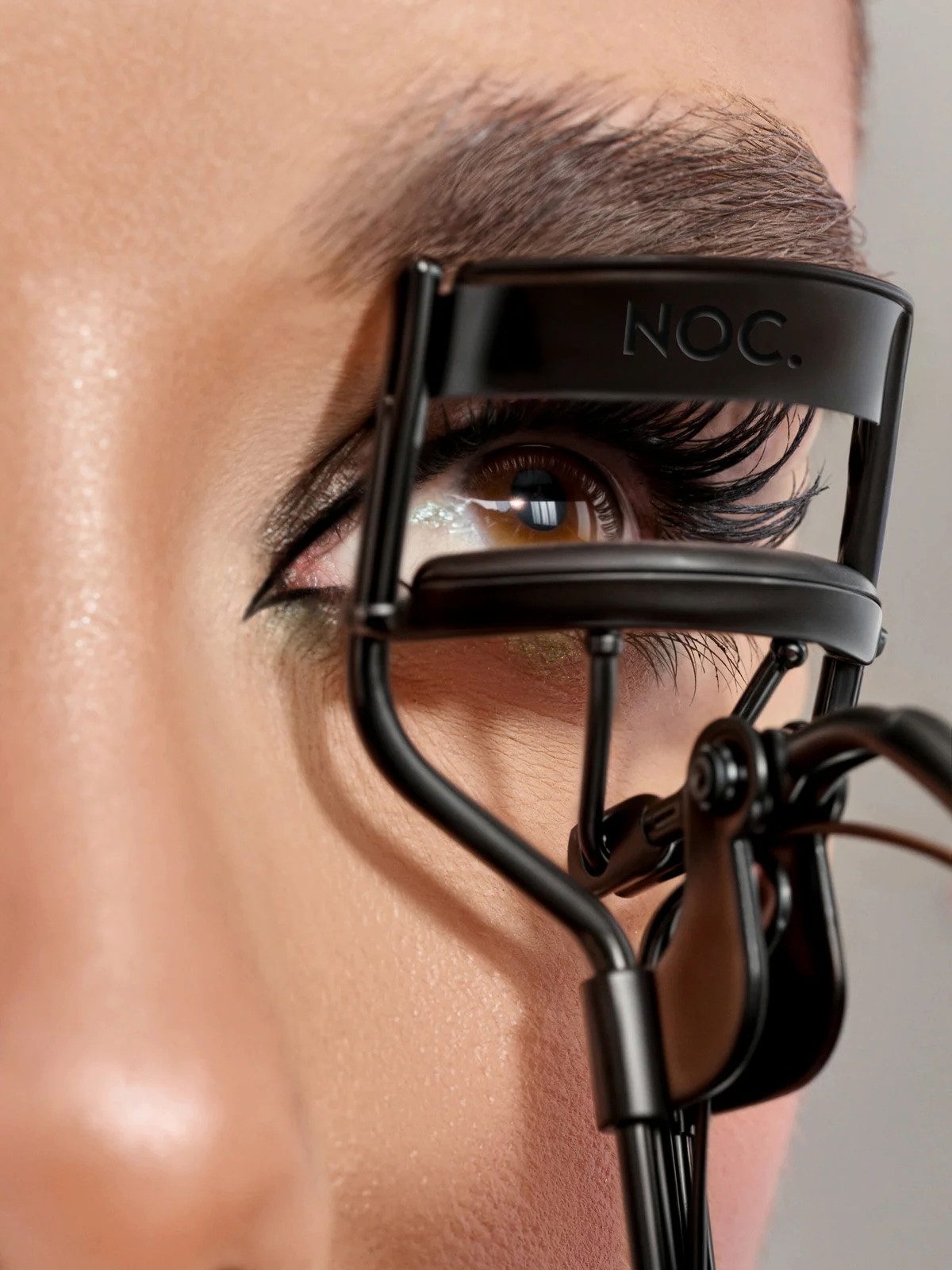NOC. Cosmetics Wimpernzange Cleopatra's Spell, 1-tlg., Ergonomische Wimpernzange mit weichen Silikonpads