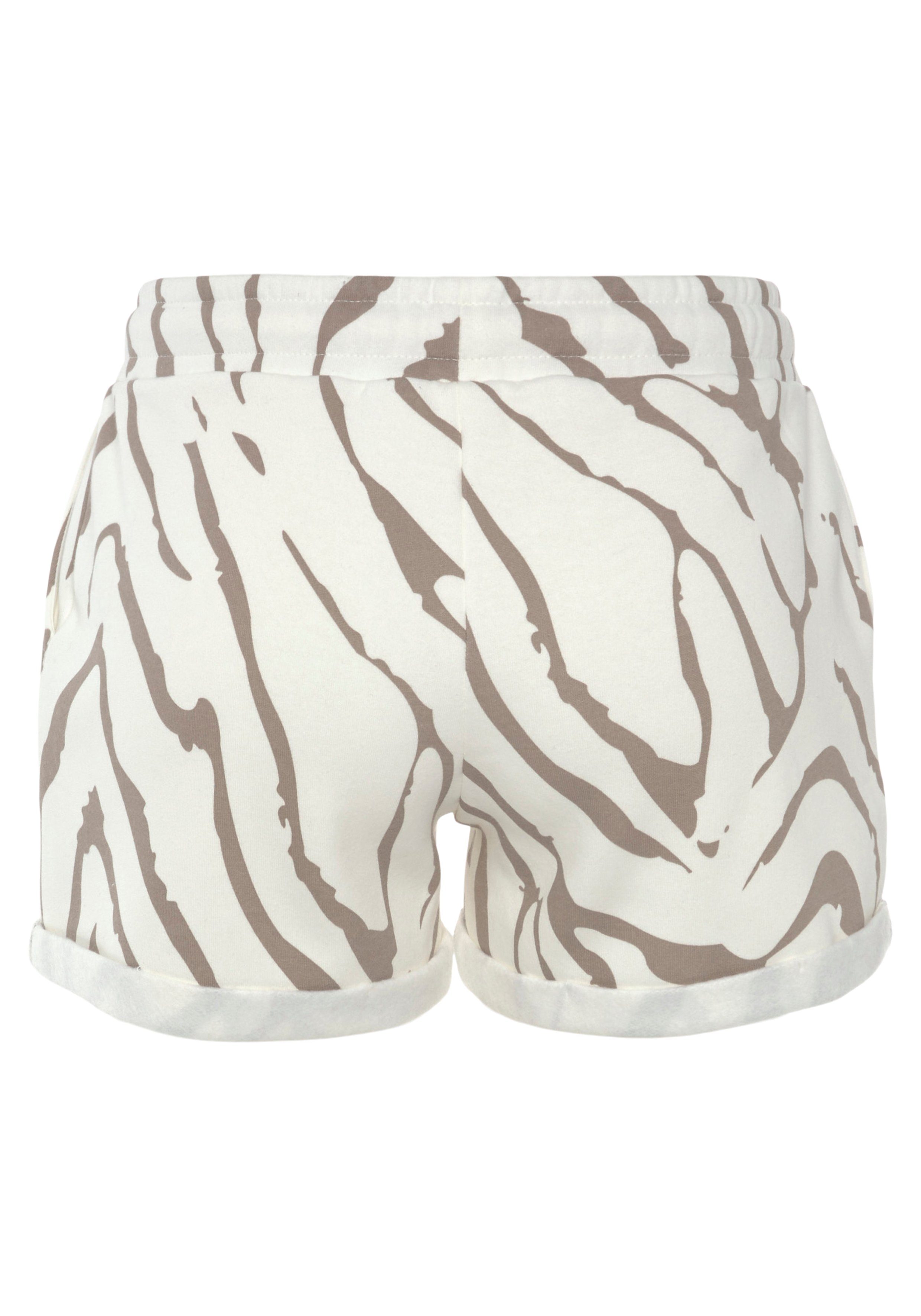 LASCANA Relaxshorts mit seitlichen Taschen und Logostickerei, Loungewear