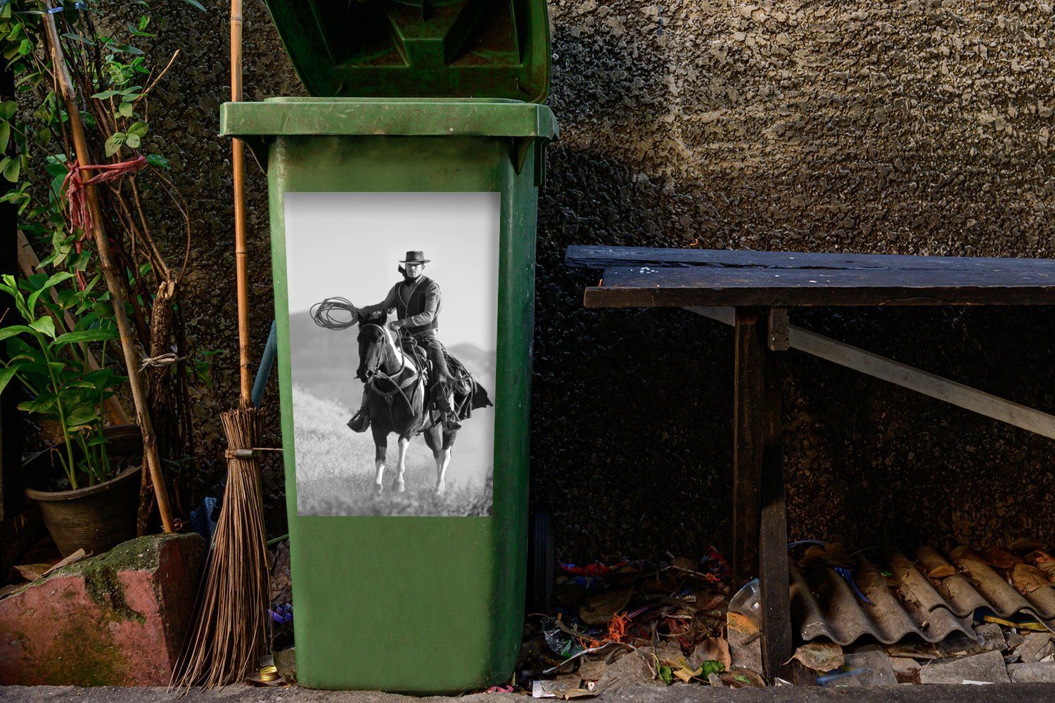 weiß Mülltonne, schwarz Mülleimer-aufkleber, St), Himmel einem Container, Wandsticker und grauen Sticker, vor MuchoWow (1 - Abfalbehälter Pferd Cowboy auf einem Ein
