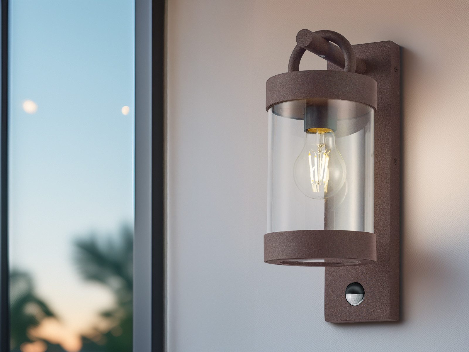 TRIO Leuchten LED Außen-Wandleuchte, Bewegungsmelder, LED wechselbar, Warmweiß, Landhausstil Wand Außenleuchte aus Aluminium Rostoptik, Höhe 33cm