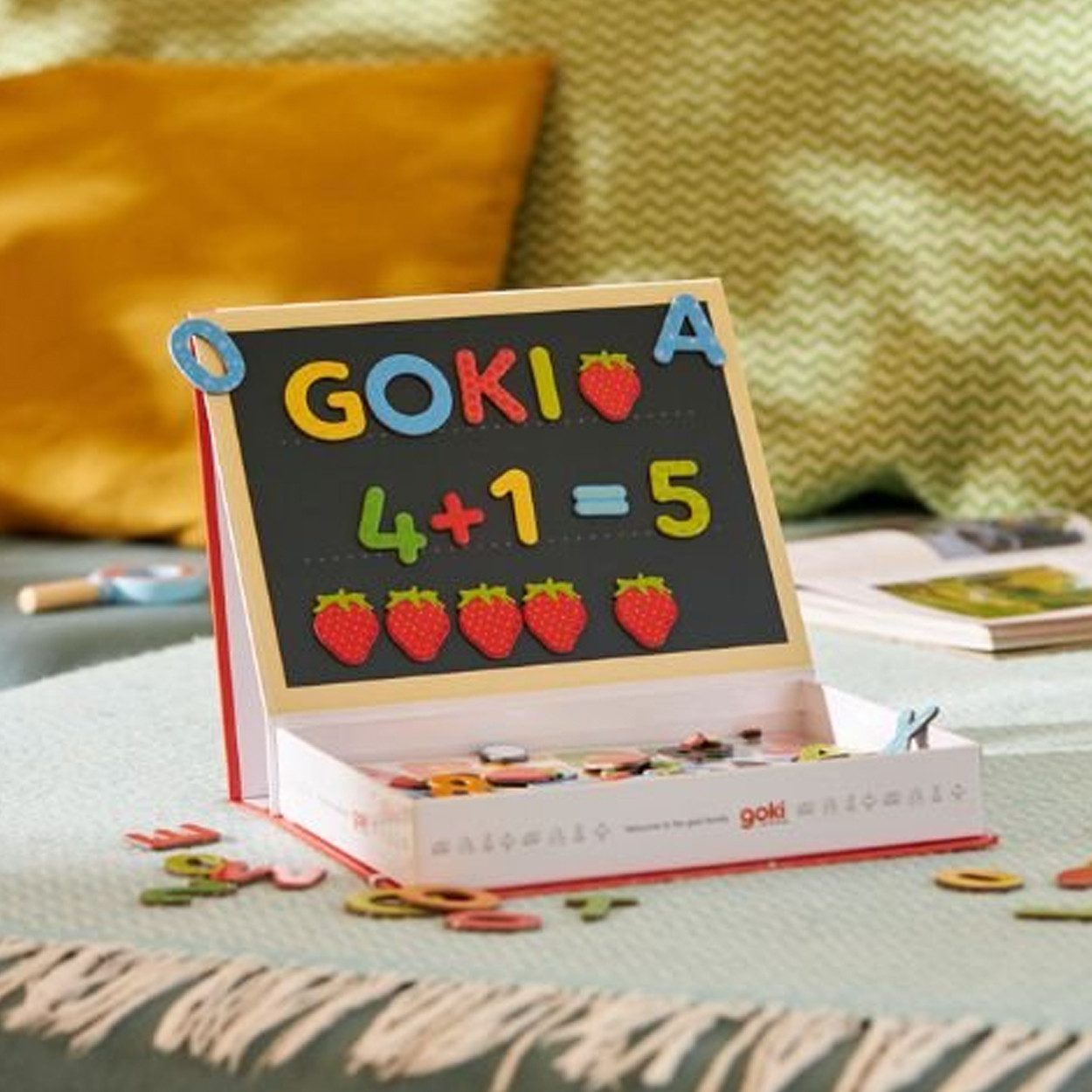 goki Lernspielzeug Magnetspiel Kleine Schule (packung, 122-St), Eine interaktive Lerntafel für kleine Entdecker