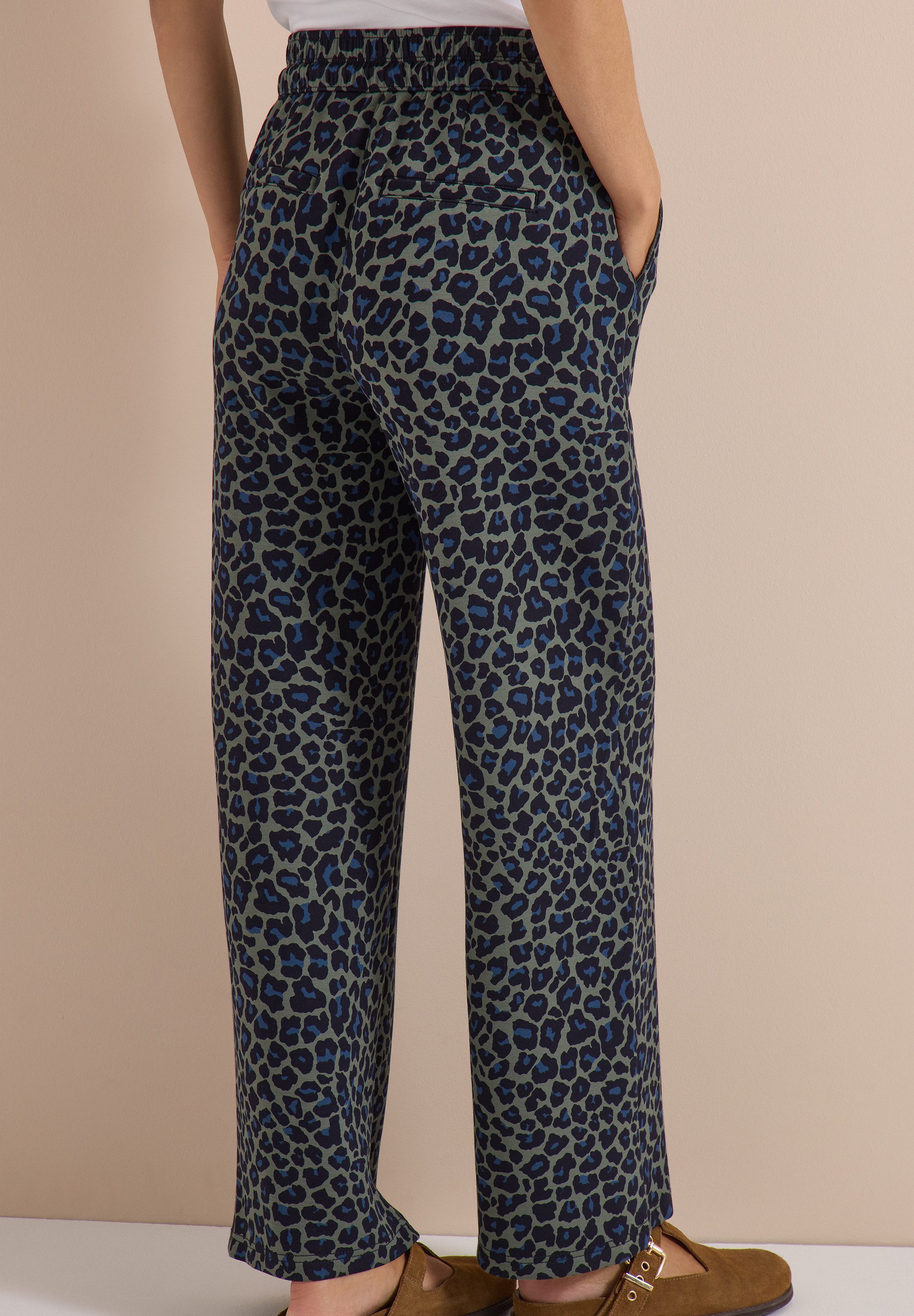 CECIL Stoffhose Style Neele Viskosemix in Silk-Touch-Qualität, Elastikbund, Animal Print – Bild 2 von 5