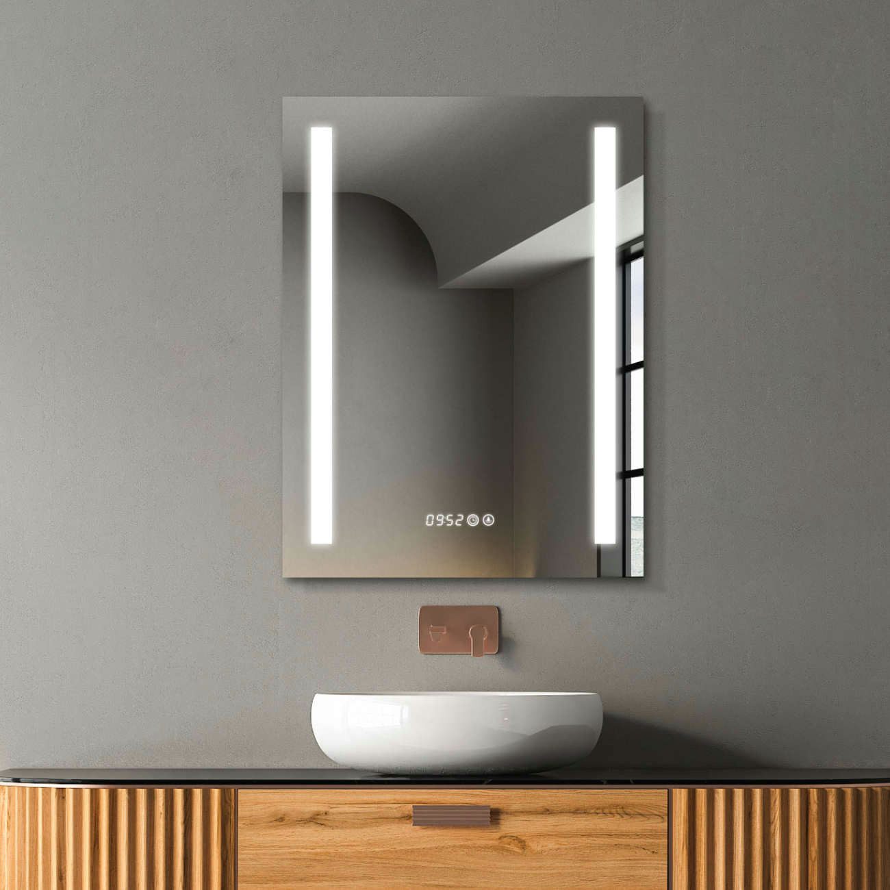 HOKO Badspiegel LED Design Wandspiegel 50x70/60x80cm+Digital Uhr+LED Wechsel (Warmweiß - Kaltweiß - Neutral. Licht mit Touch Schalter und mit Wandschalter einschaltbar. Memory-Funktion.IP44, 5mm HD Glass)