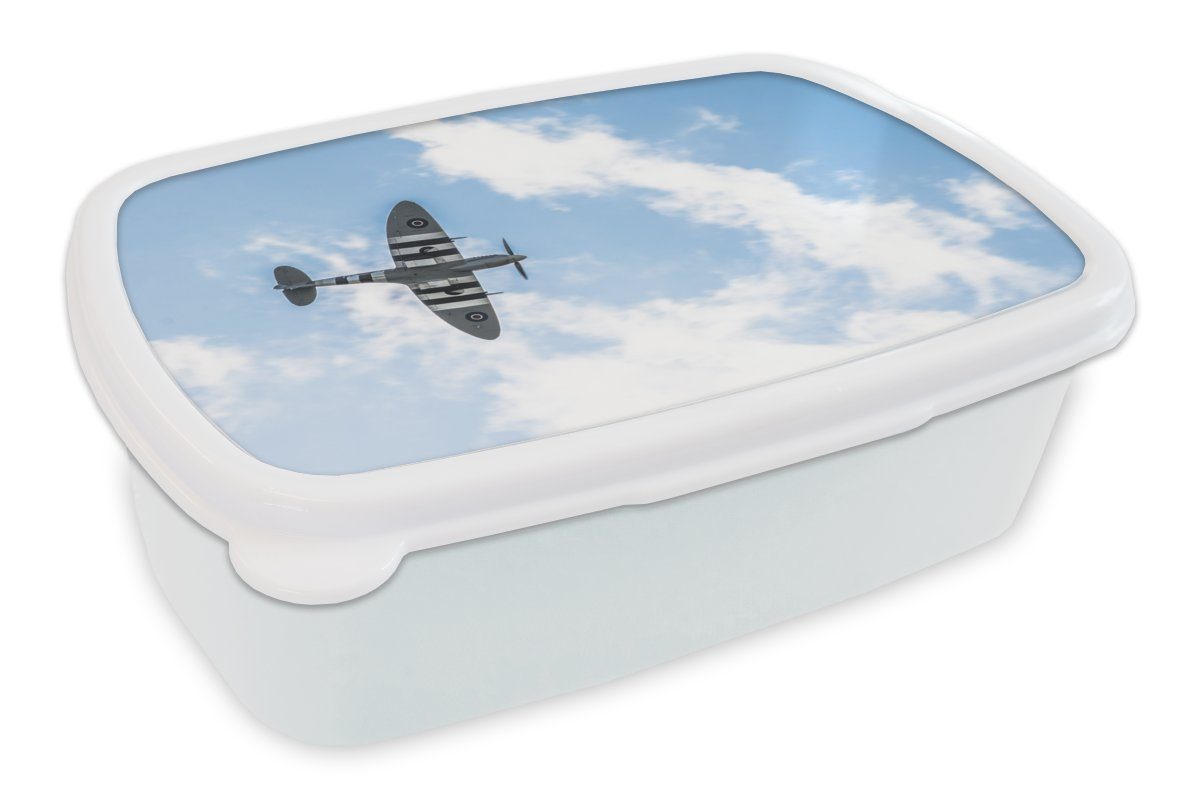 MuchoWow Lunchbox Ein Spitfire-Flugzeug von unten in einem bewölkten Himmel, Kunststoff, (2-tlg), Brotbox für Kinder und Erwachsene, Brotdose, für Jungs und Mädchen weiß