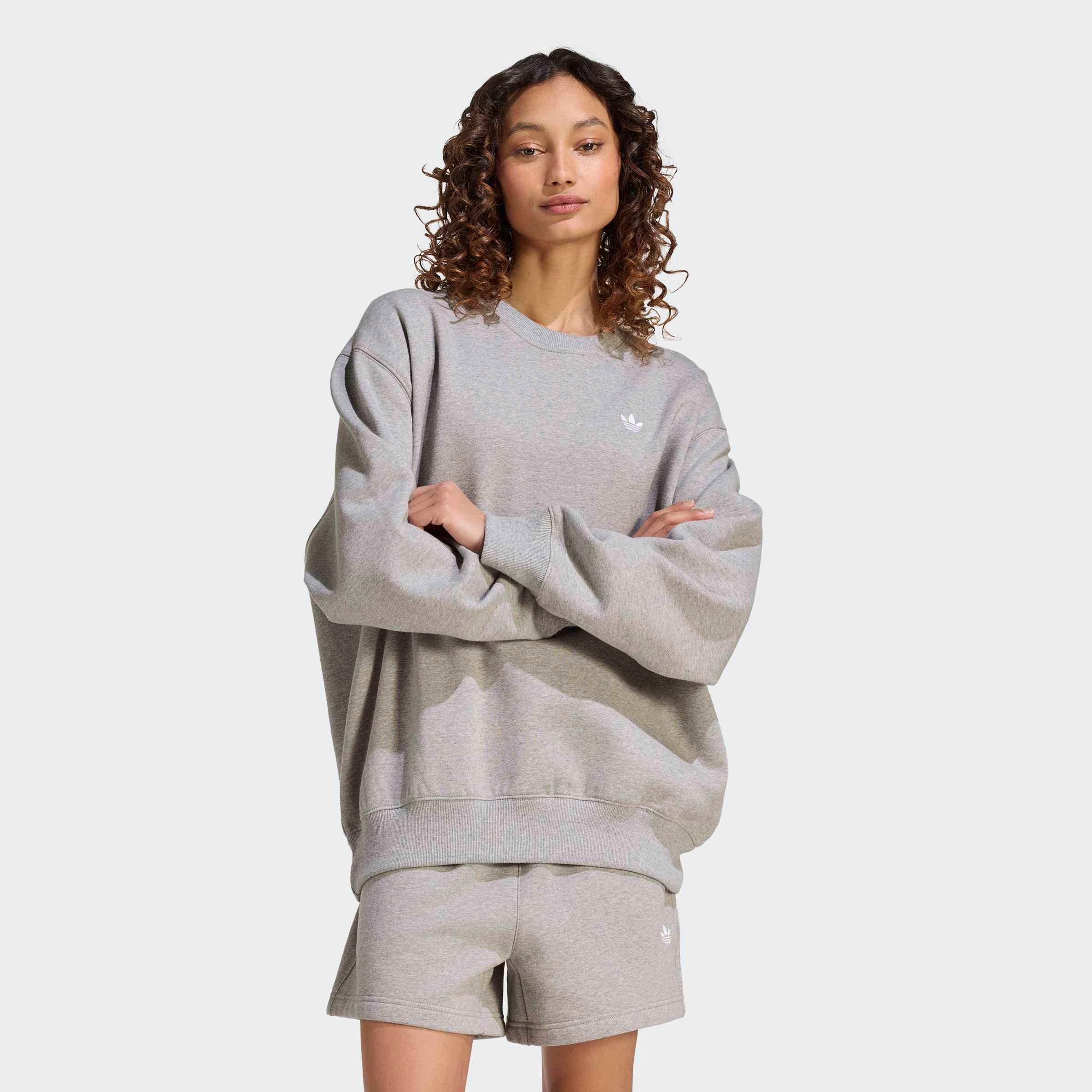 adidas Originals Sweatshirt ESS FL CRW OS mit Rundhalsausschnitt, ohne Verschluss, in normaler Schnittform