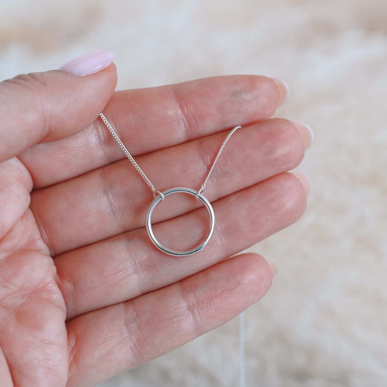 Runde Perlé Kette mit Anhänger minimalistische günstig online kaufen