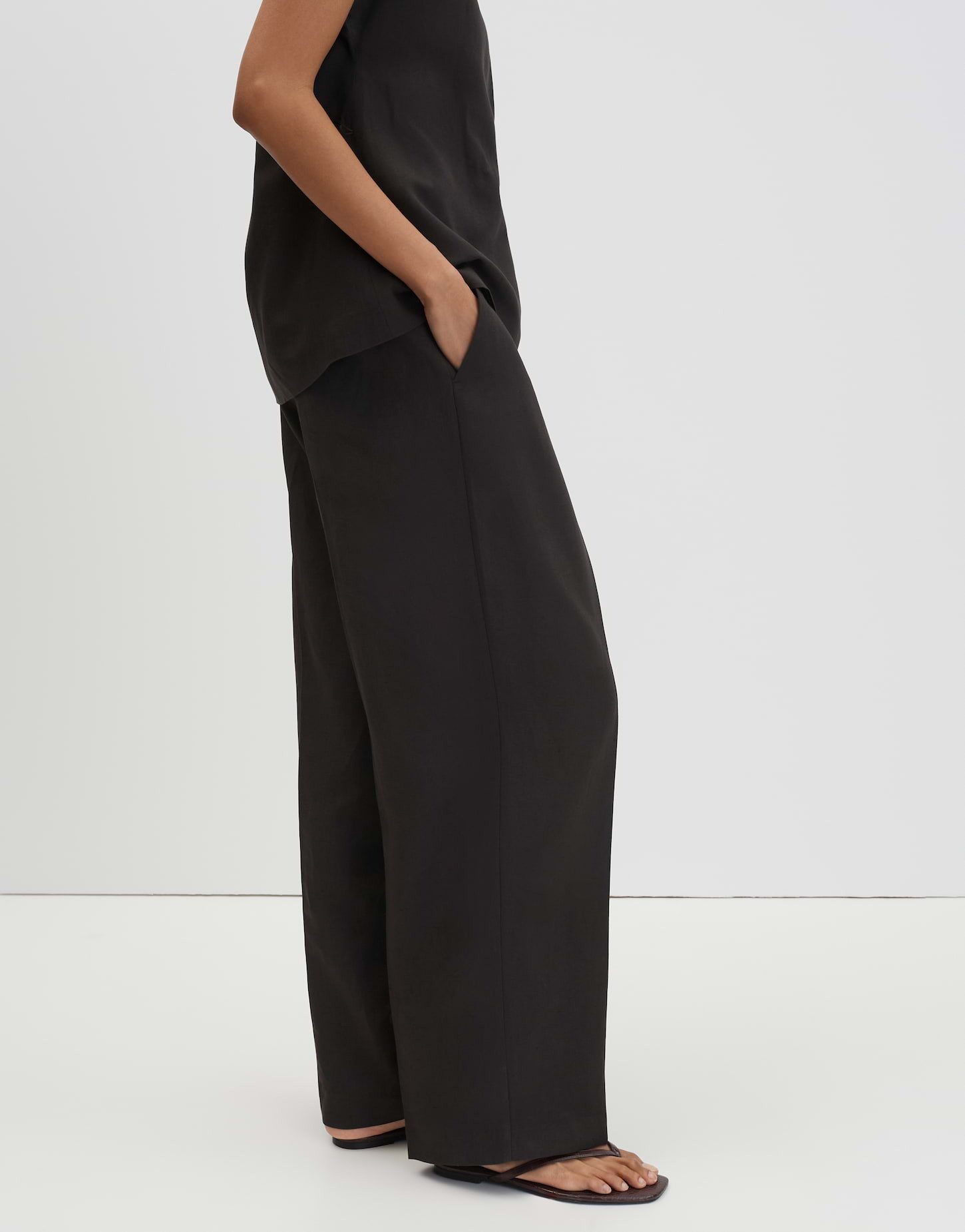 someday Leinenhose Cisilia linen in weiter Passform Luftiger Schnitt mit Bundfalten und weitem Beinverlauf – Bild 5 von 5