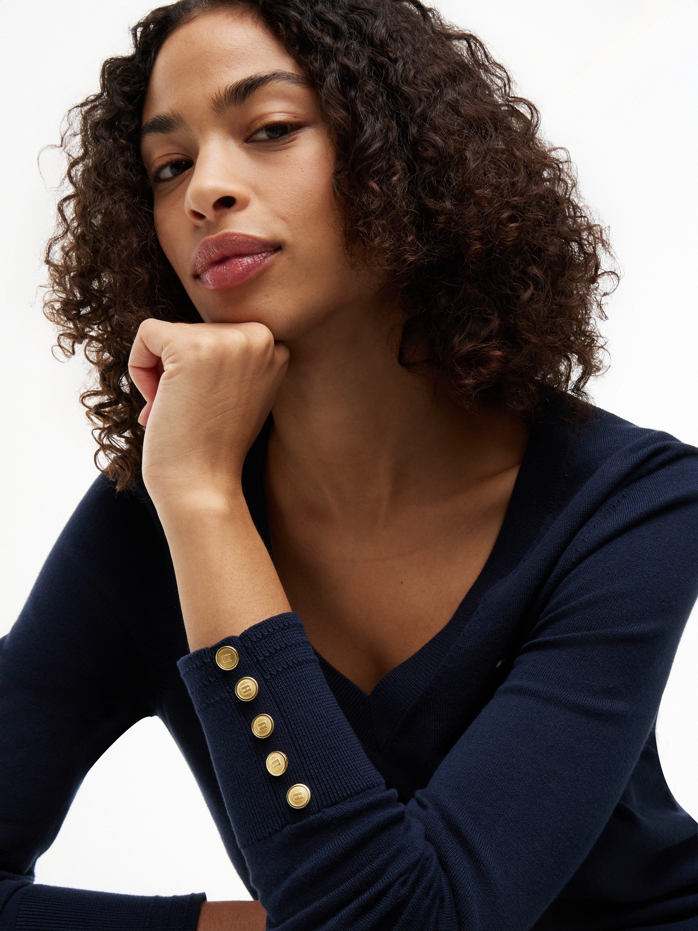 Tommy Hilfiger Strickpullover STITCH V-NECK mit Knopfdetail am Ärmel, Regular Fit