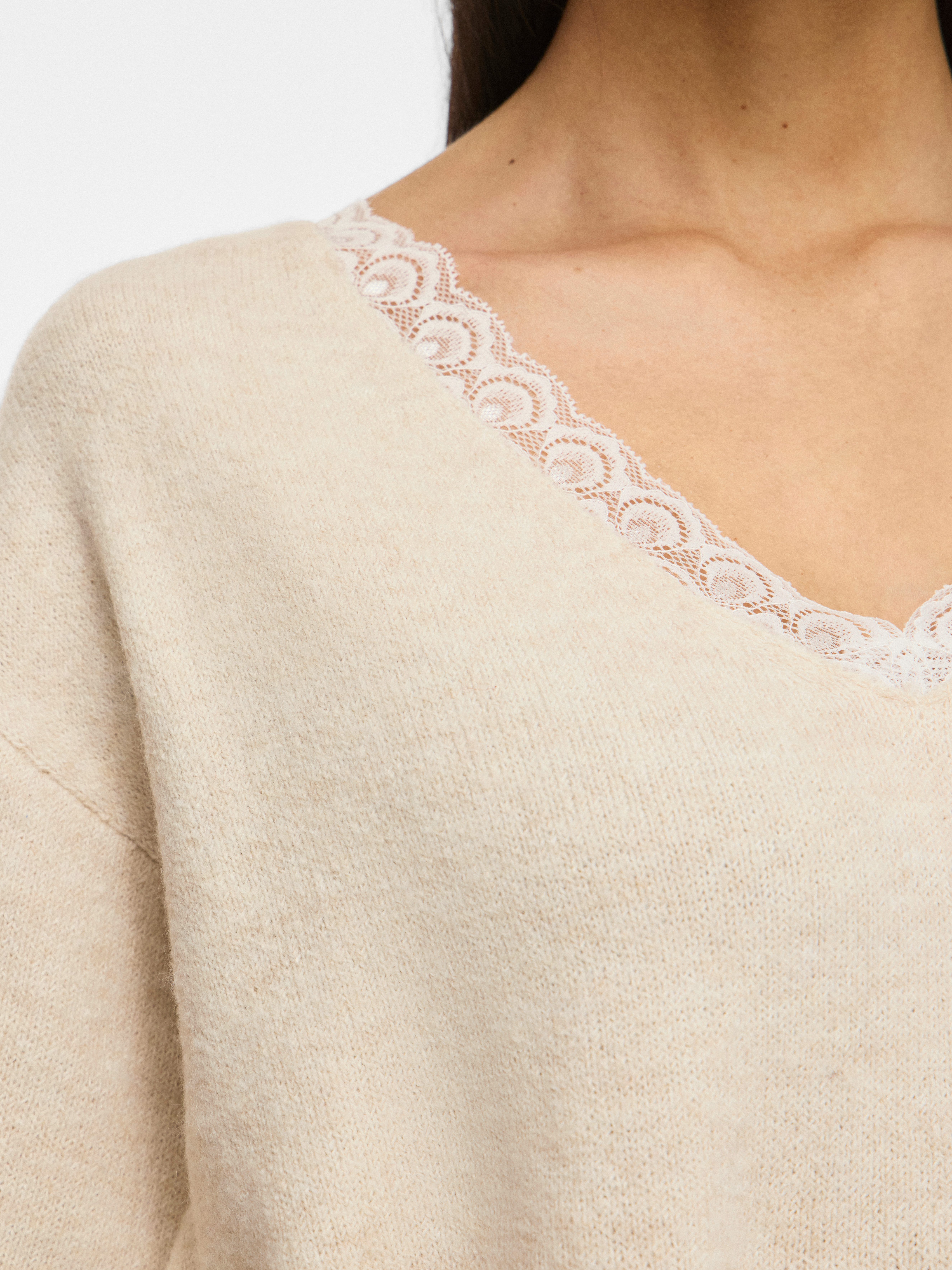 Vila V-Ausschnitt-Pullover VILIGA L/S V-NECK REV LACE KNIT TOP-NOOS Materialmix, Spitzen-Detail, regular fit