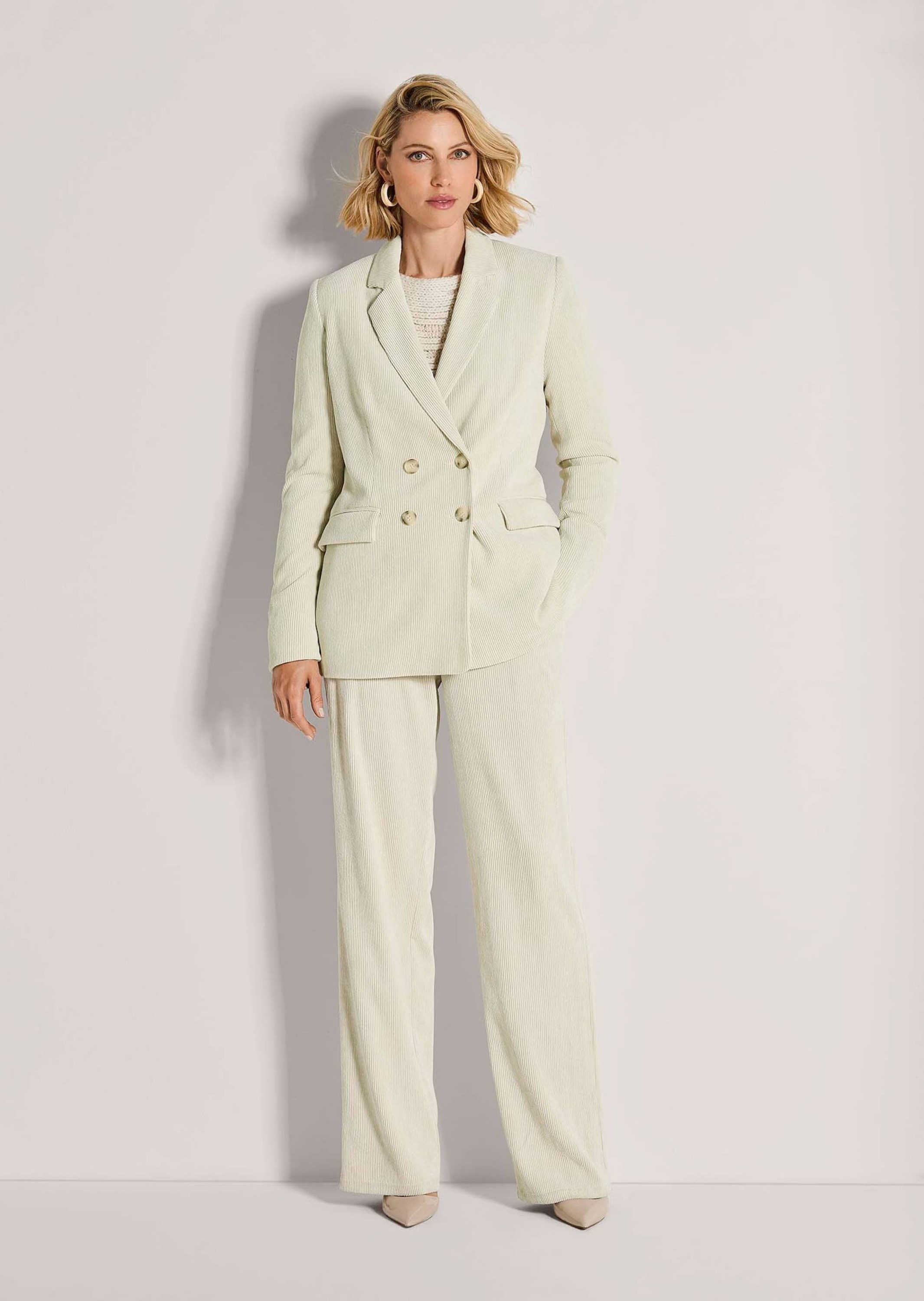 MADELEINE Kurzblazer Moderner Businessblazer mit Reverskragen Blazer mit Pattentaschen, Hornknöpfen und langen Ärmeln