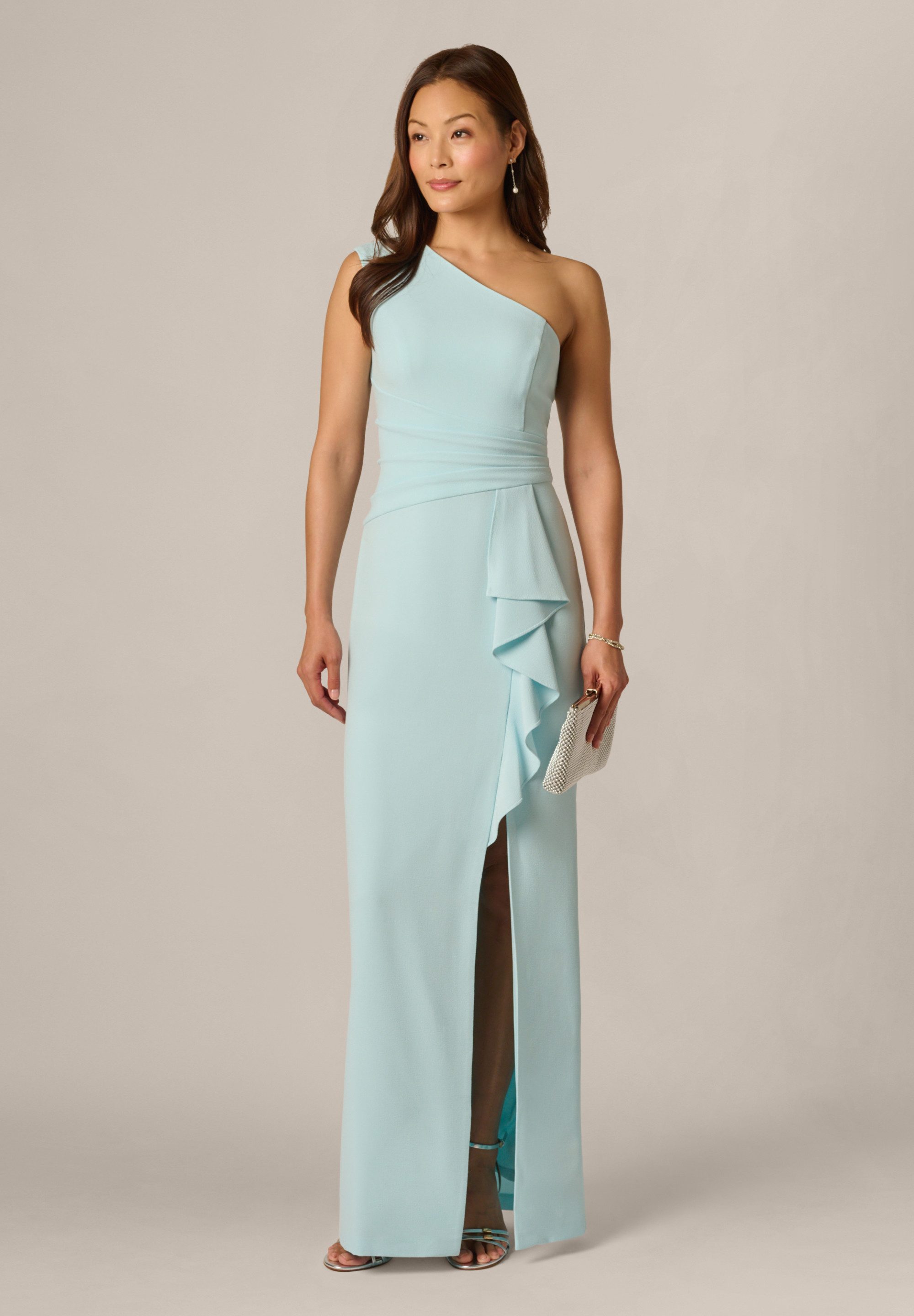 Adrianna Papell Abendkleid Side Ruffle Crepe Column Gown Elegantes und figurbetontes ärmelloses Abendkleid