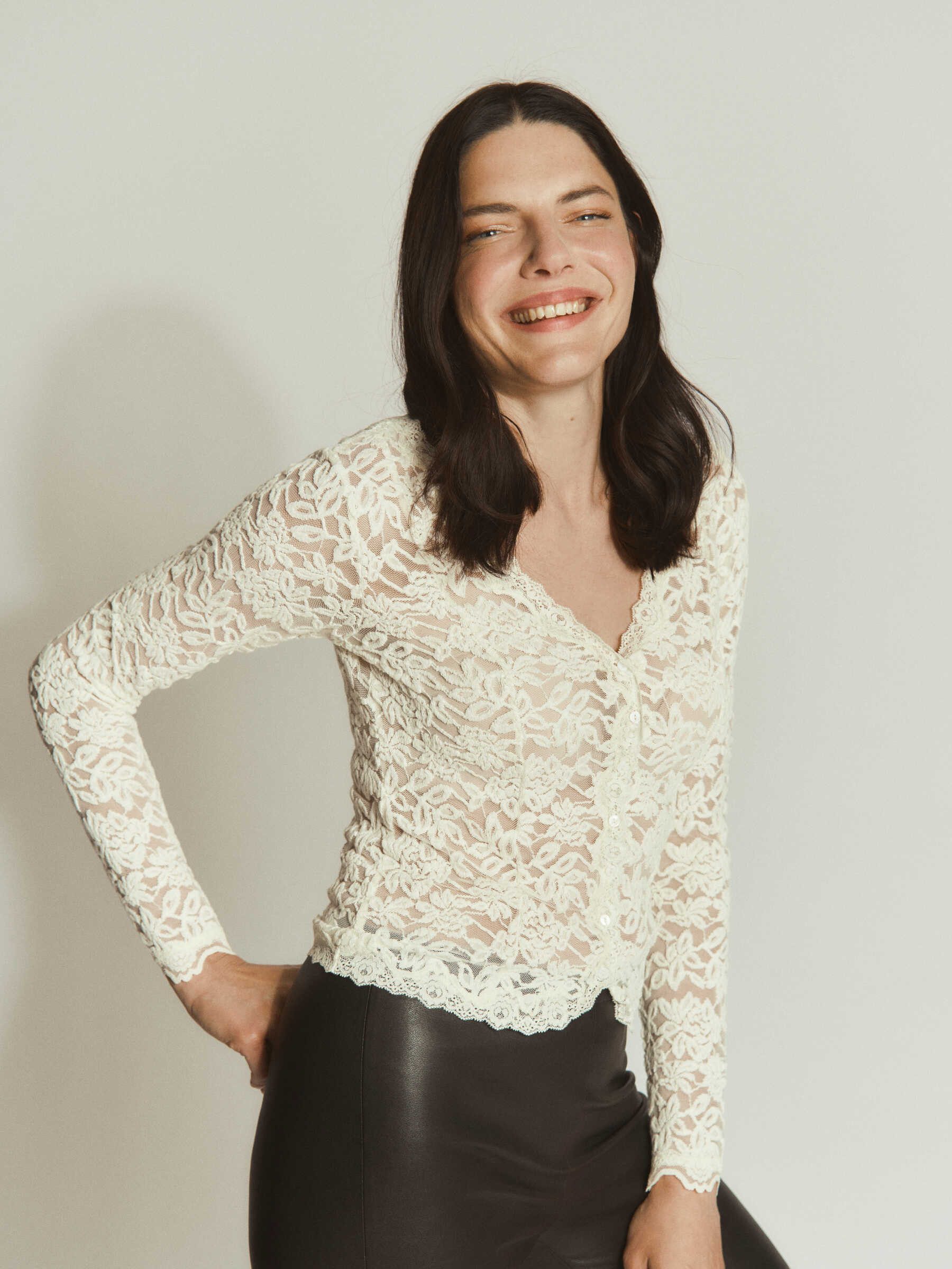 rosemunde Strickjacke Delicia lace cardigan traumhafte Jacke aus elastischer Baumwollspitze mit V-Ausschnitt