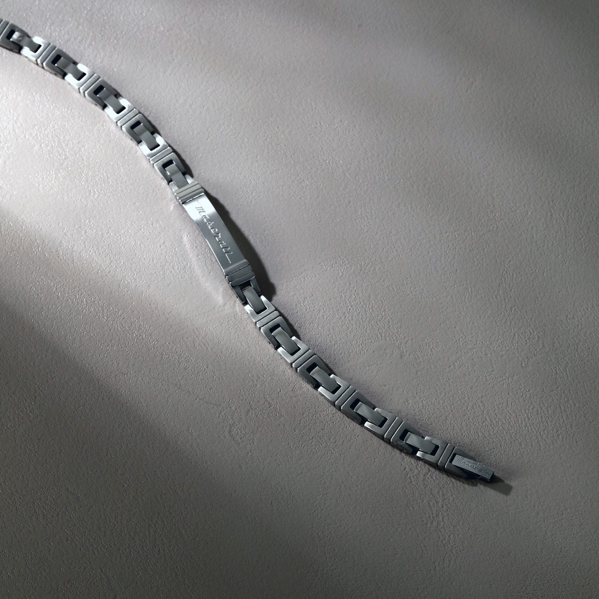 MASERATI Armband Iconic JM218AMF03, 20,5 cm – Herrenarmband aus Edelstahl in Silber, Maskuliner Schmuck mit Gravur & Logo-Detail
