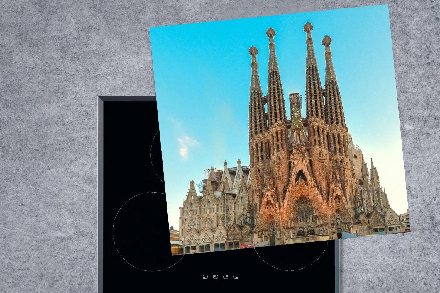 Sagrada tlg), cm, Himmel Arbeitsplatte Familia unter in für MuchoWow 78x78 Vinyl, (1 blauem Herdblende-/Abdeckplatte küche Ceranfeldabdeckung, Spanien,
