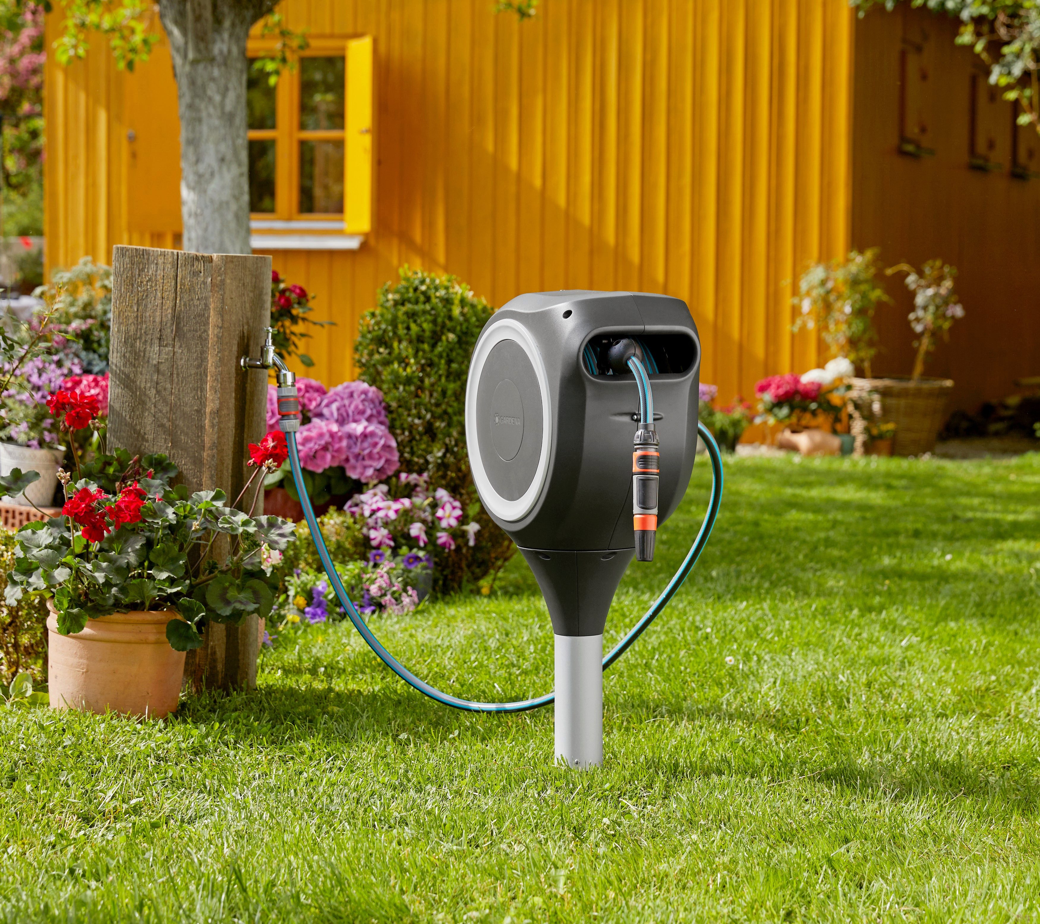 GARDENA Wandschlauchbox RollUp S, für maximale Bewegungsfreiheit bei der Bewässerung
