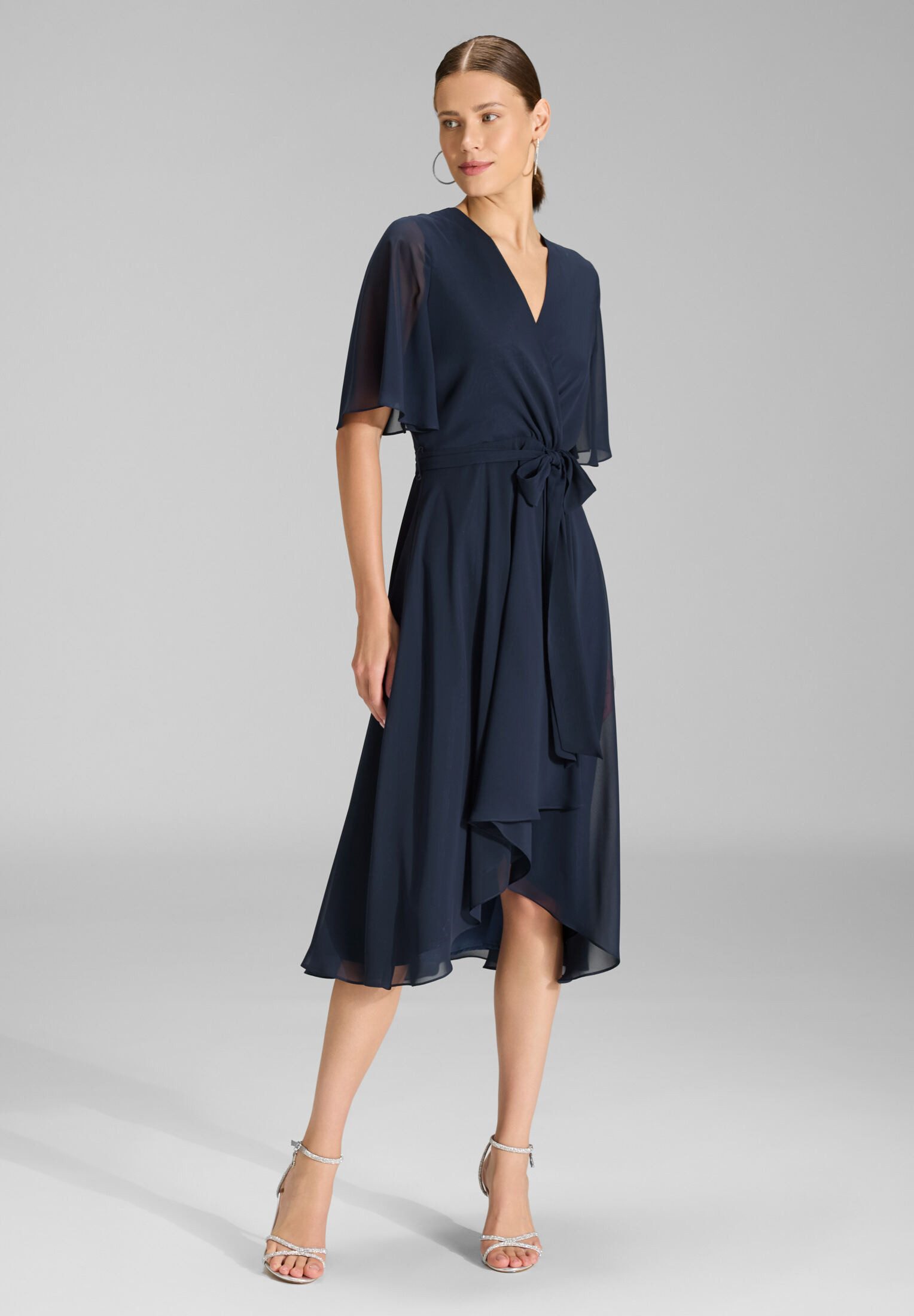 SWING Cocktailkleid - Chiffon Kleid in Wickel Optik mit Vokuhila Saum Taillierter Schnitt mit ausgestelltem Rockteil