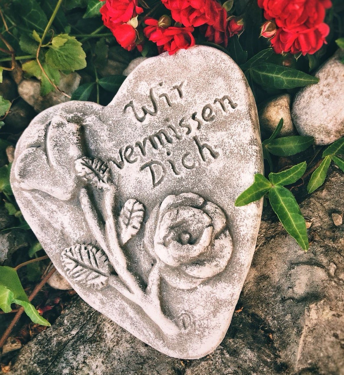 Radami Gartenfigur Grabherz mit Rose und günstig online kaufen