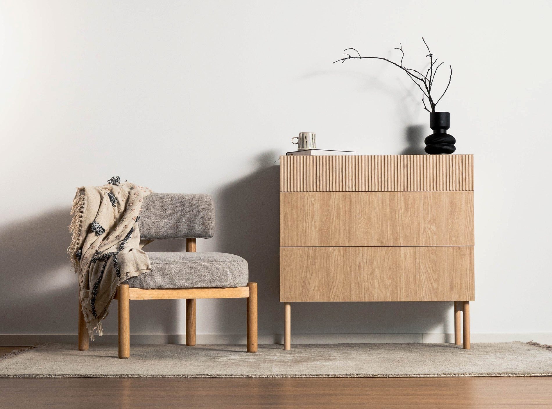 Selsey Kommode NOLIE, Kommode mit 3 Schubladen, geriffelter Front und Holzbeinen, 90 cm