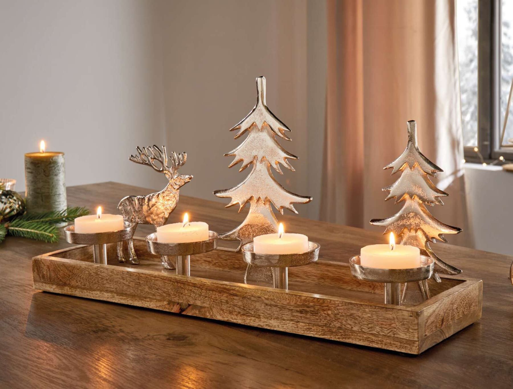 Dekoleidenschaft Kerzentablett "Rentier & Tannen" Lichterboard Kerzenständer 4 Kerzen, Weihnachtsdeko, Mangoholz & Aluminium, 50 cm breit, Adventskranz für Stumpenkerzen