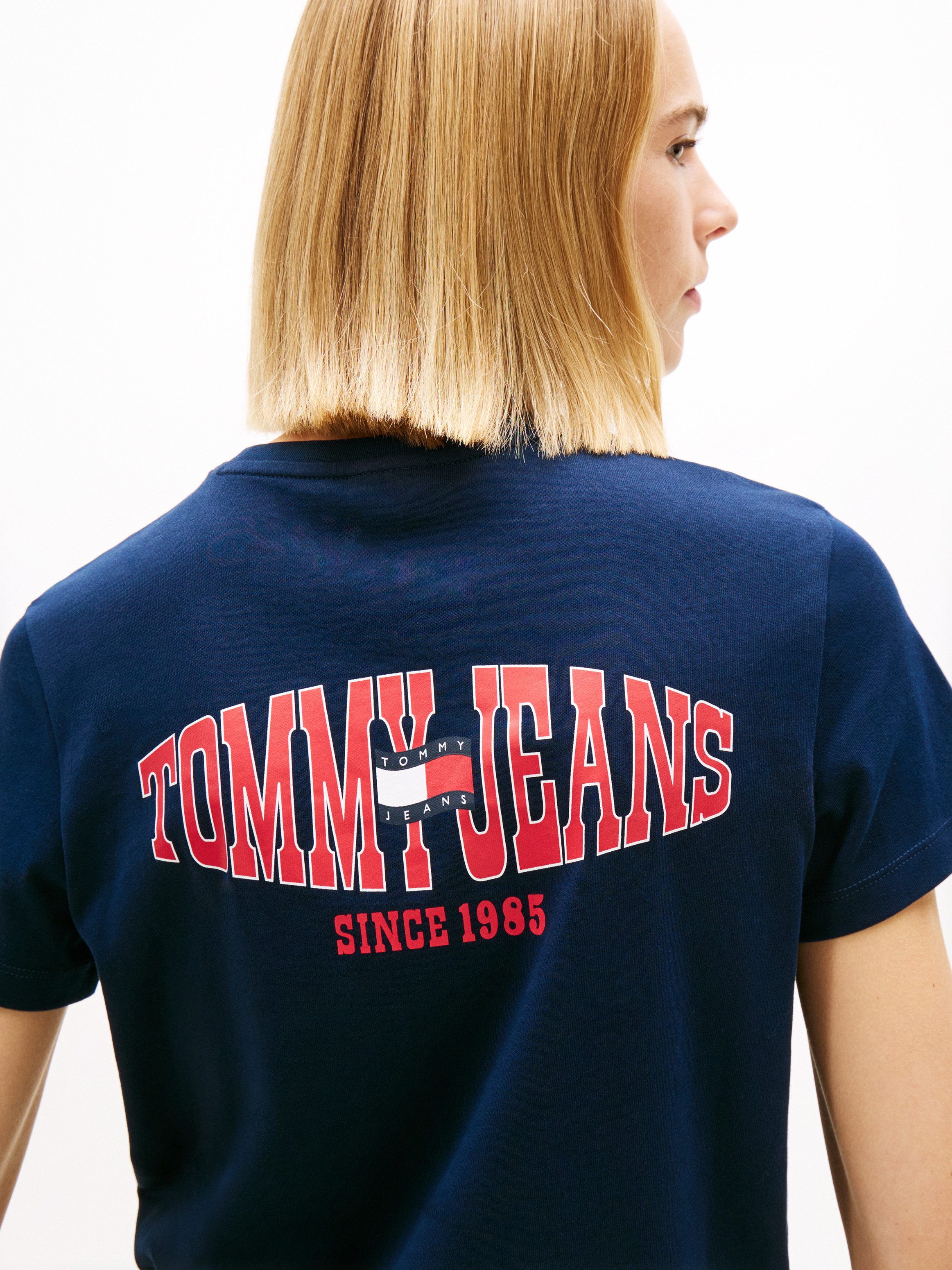 Tommy Jeans Kurzarmshirt TJW REG WAVY FLAG SS TEE EXT Tommy Flag-Badge auf Brust, Jersey aus reiner Baumwolle