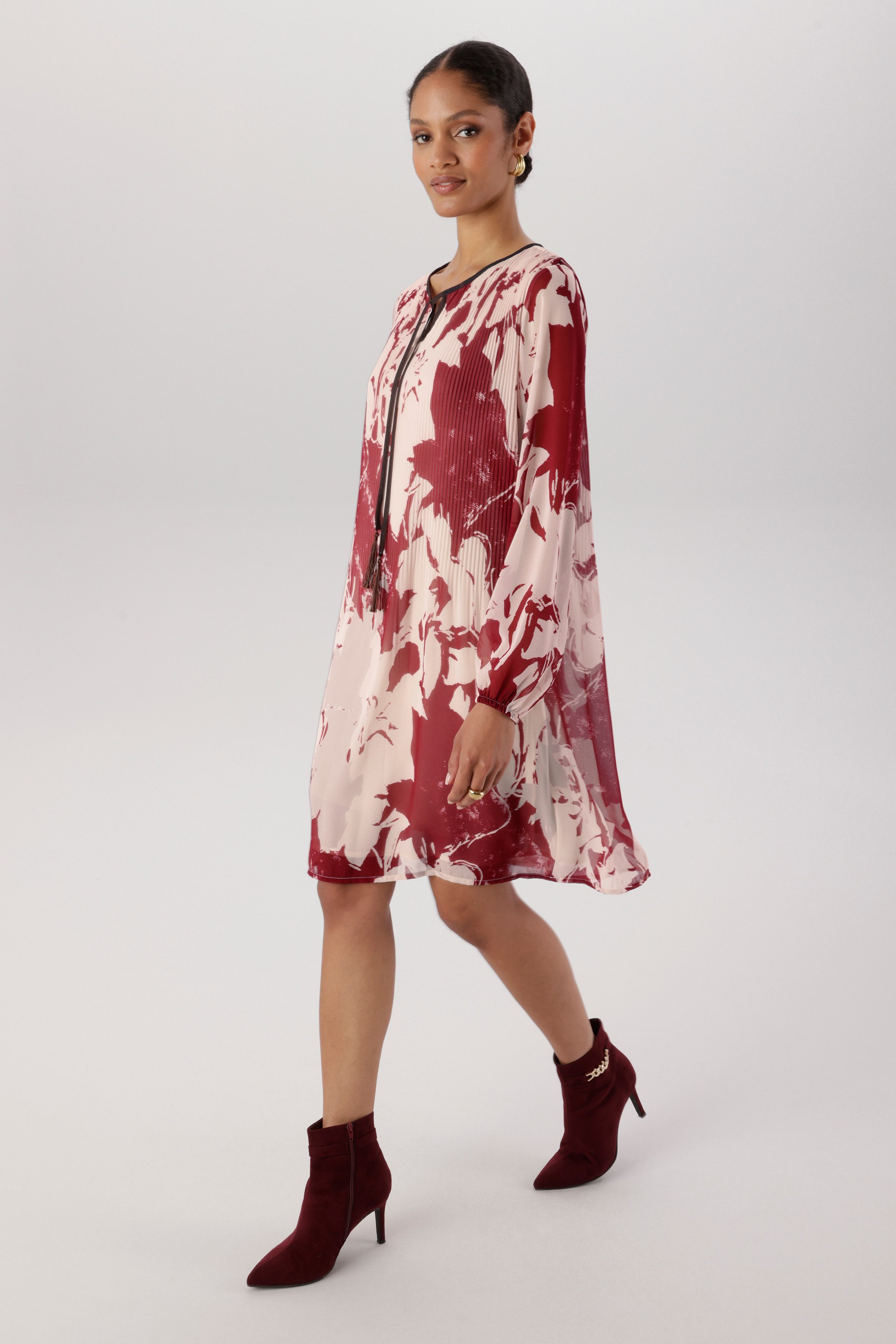 Aniston SELECTED Plisseekleid zarter Chiffon mit Plissee und Body gefüttert - NEUE KOLLEKTION – Bild 4 von 5