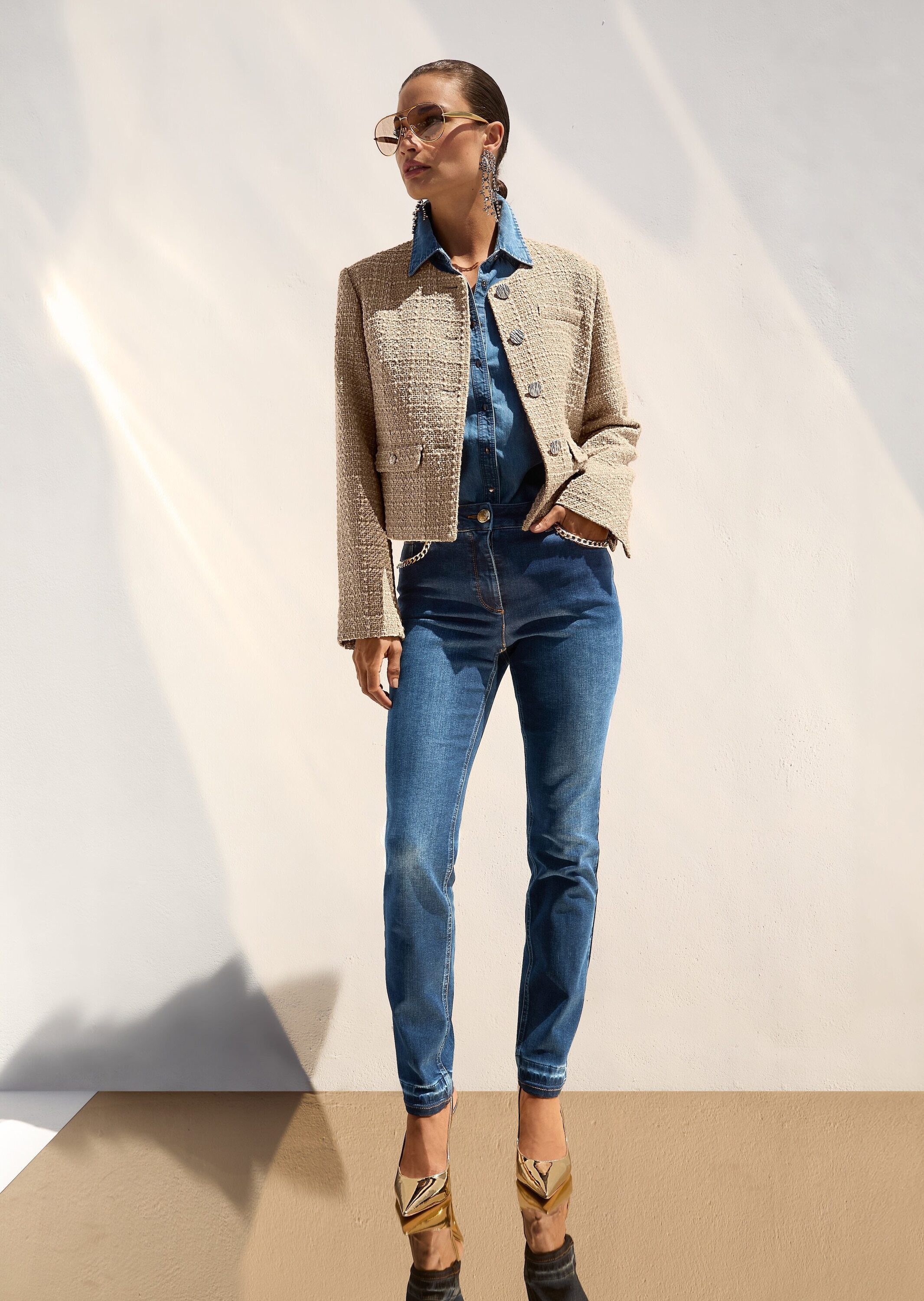 MADELEINE Gerade Jeans Kurzgröße: Slim Fit Jeans mit Kettendetails Schmale Five-Pocket Jeans mit goldenen Akzenten