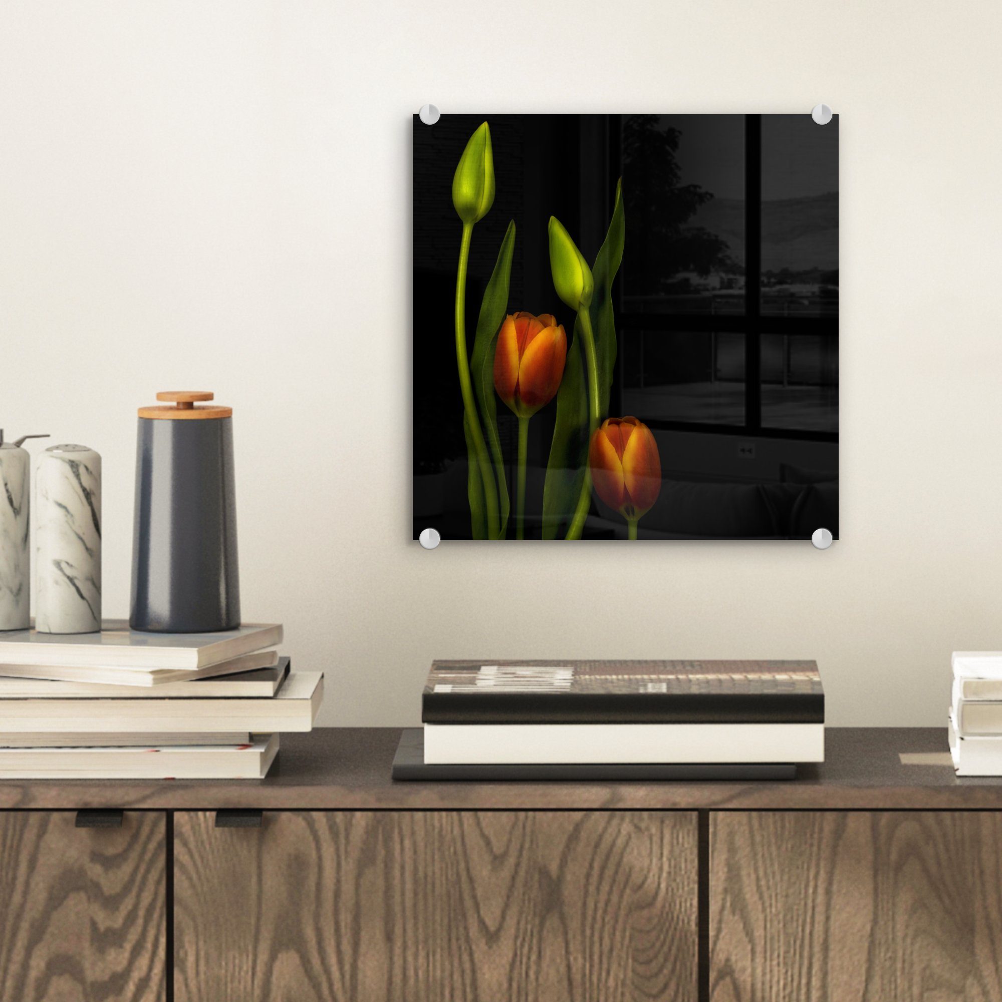 Foto MuchoWow Acrylglasbild Glasbilder Glas Hintergrund, Bilder St), Wandbild (1 Orangefarbene schwarzen auf - Wanddekoration einem Tulpen - vor Glas und Tulpenknospen - auf