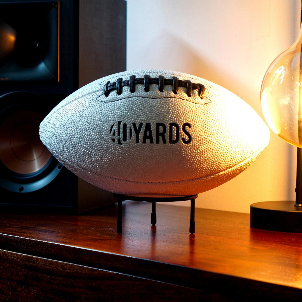 40YARDS Basketballständer American Football Standfuß / Ballständer aus Metall – 3-Bein Halterung, Ø10 cm, Mattschwarz – Rutschfest mit Gumminoppen