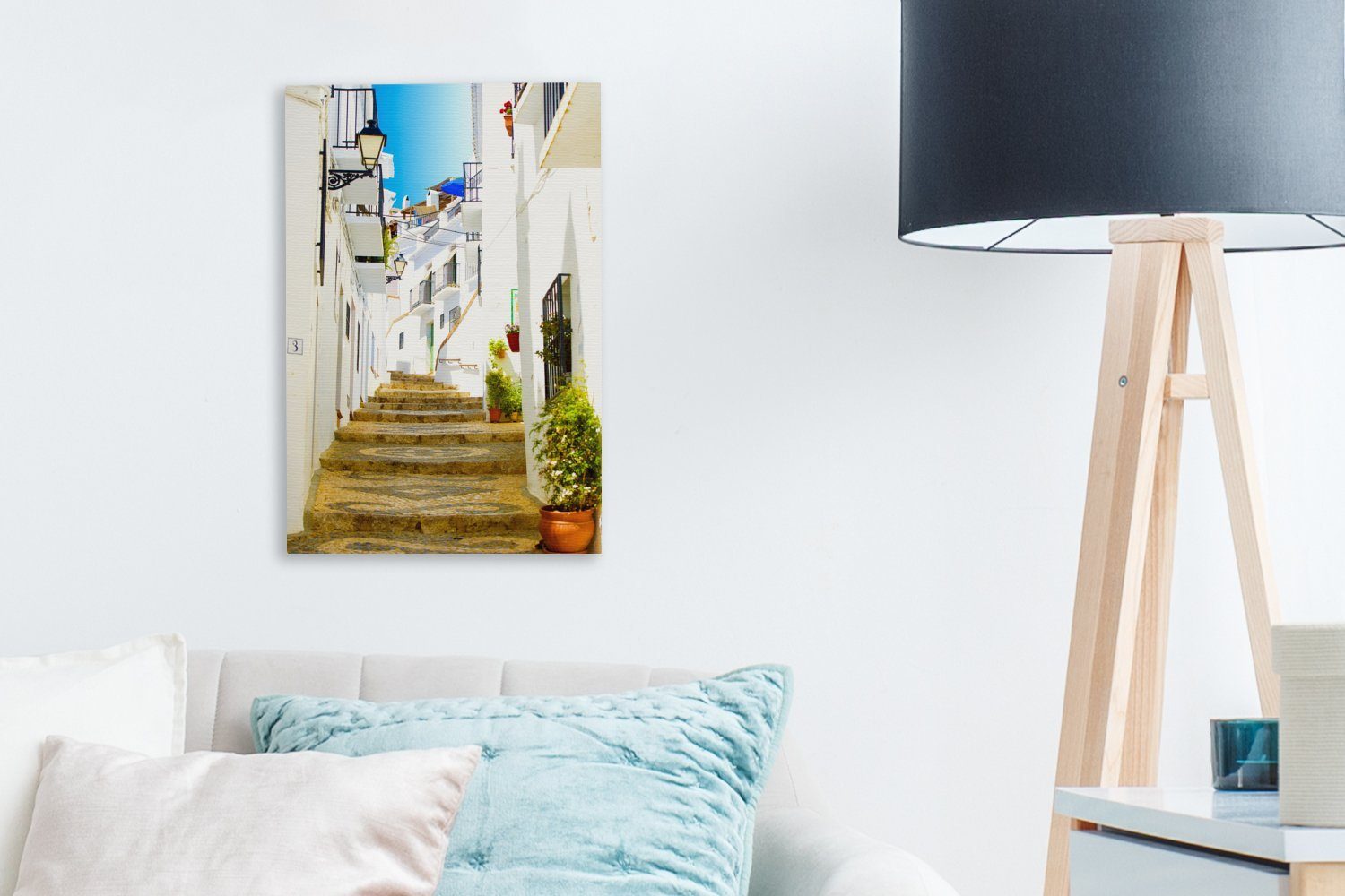 OneMillionCanvasses® Leinwandbild Traditionelle Straße mit cm 20x30 inkl. St), Fassaden weißen in bespannt Zackenaufhänger, Málaga, Gemälde, fertig Leinwandbild Spanien, (1