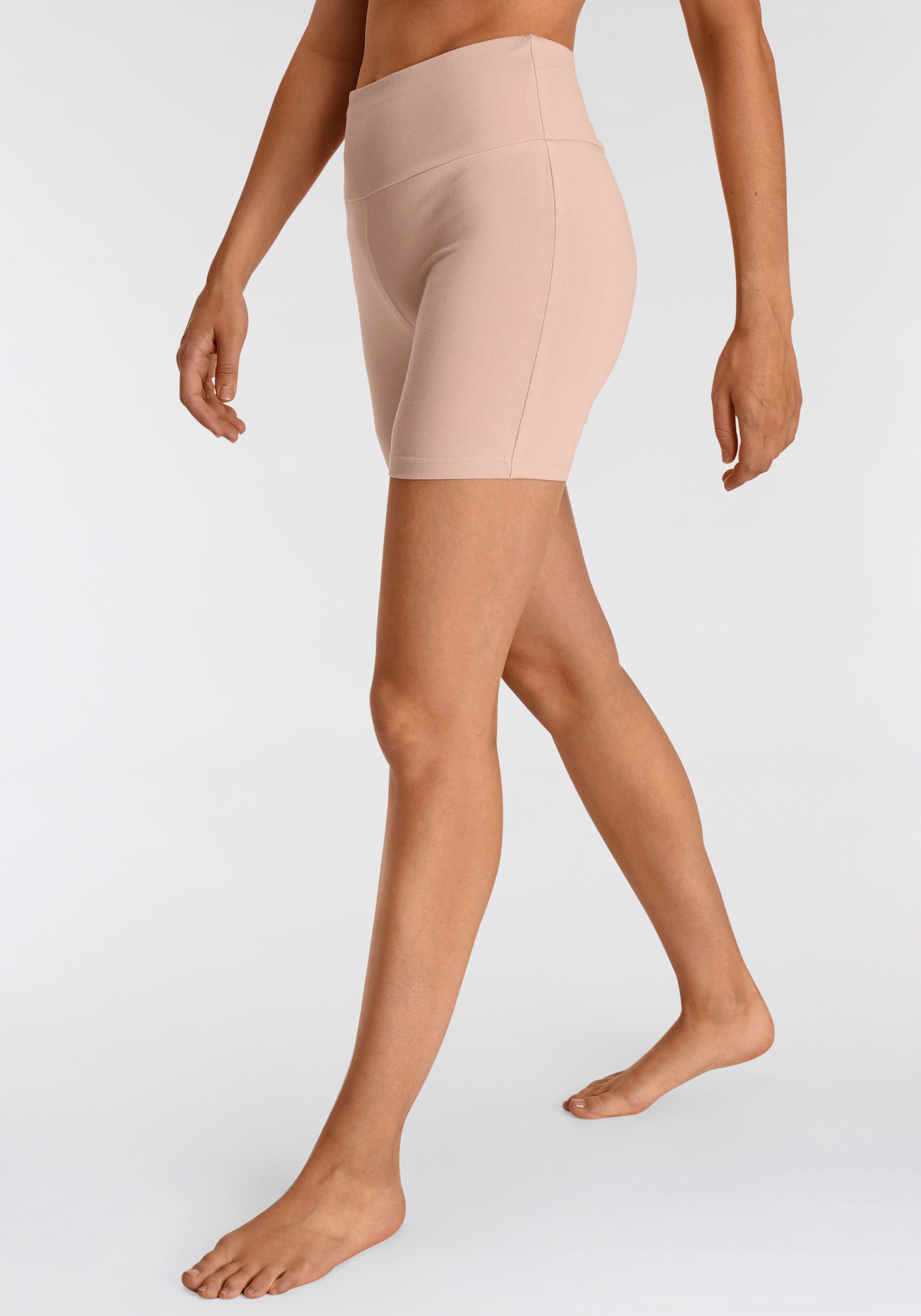 LASCANA Shorts mit breitem Bündchen und Logodruck. € 19,99