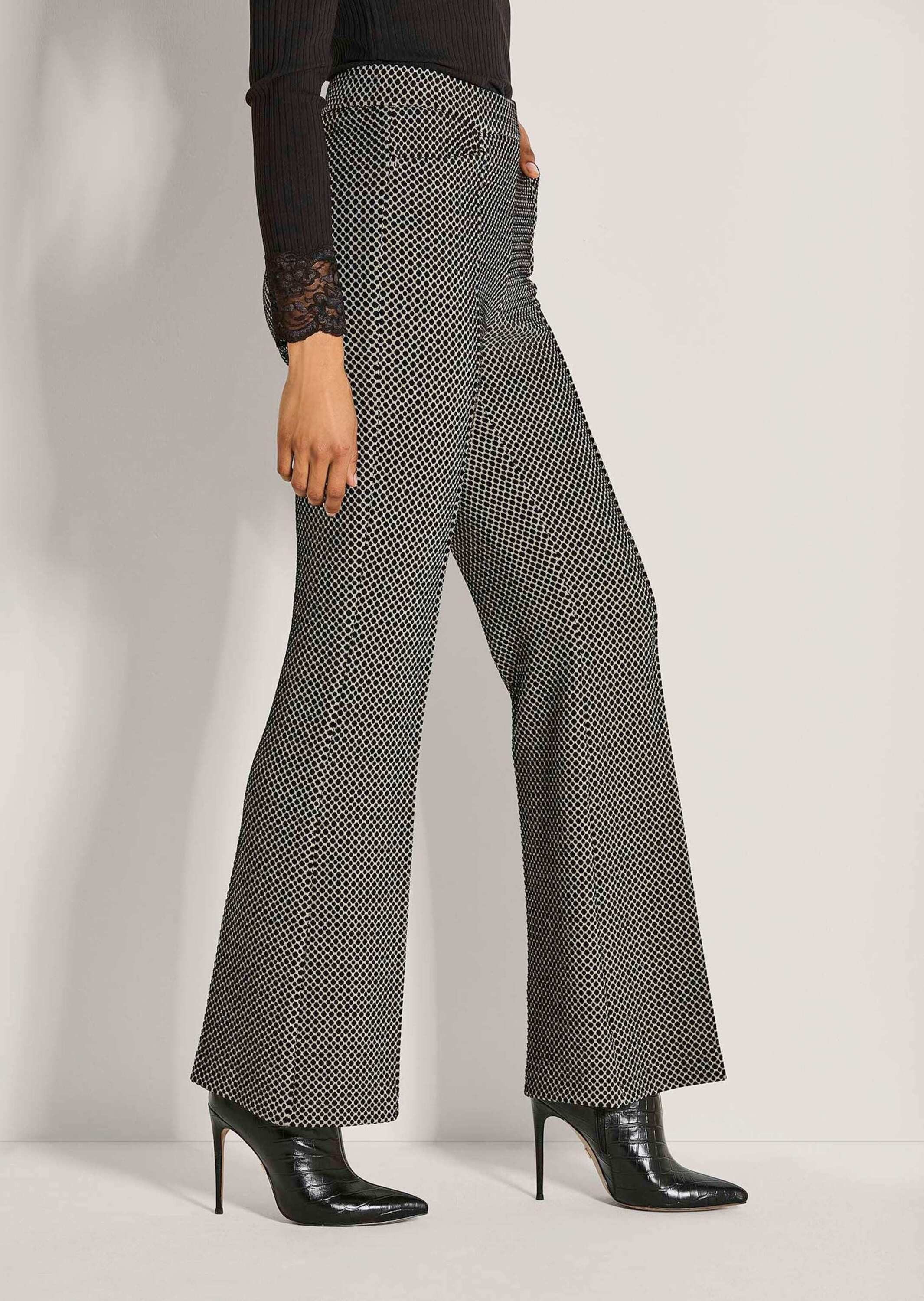 MADELEINE Jerseyhose Kurzgröße: Jacquardhose mit geradem Schnitt Schlupfhose mit minimalistischem Design und elastischem Bund